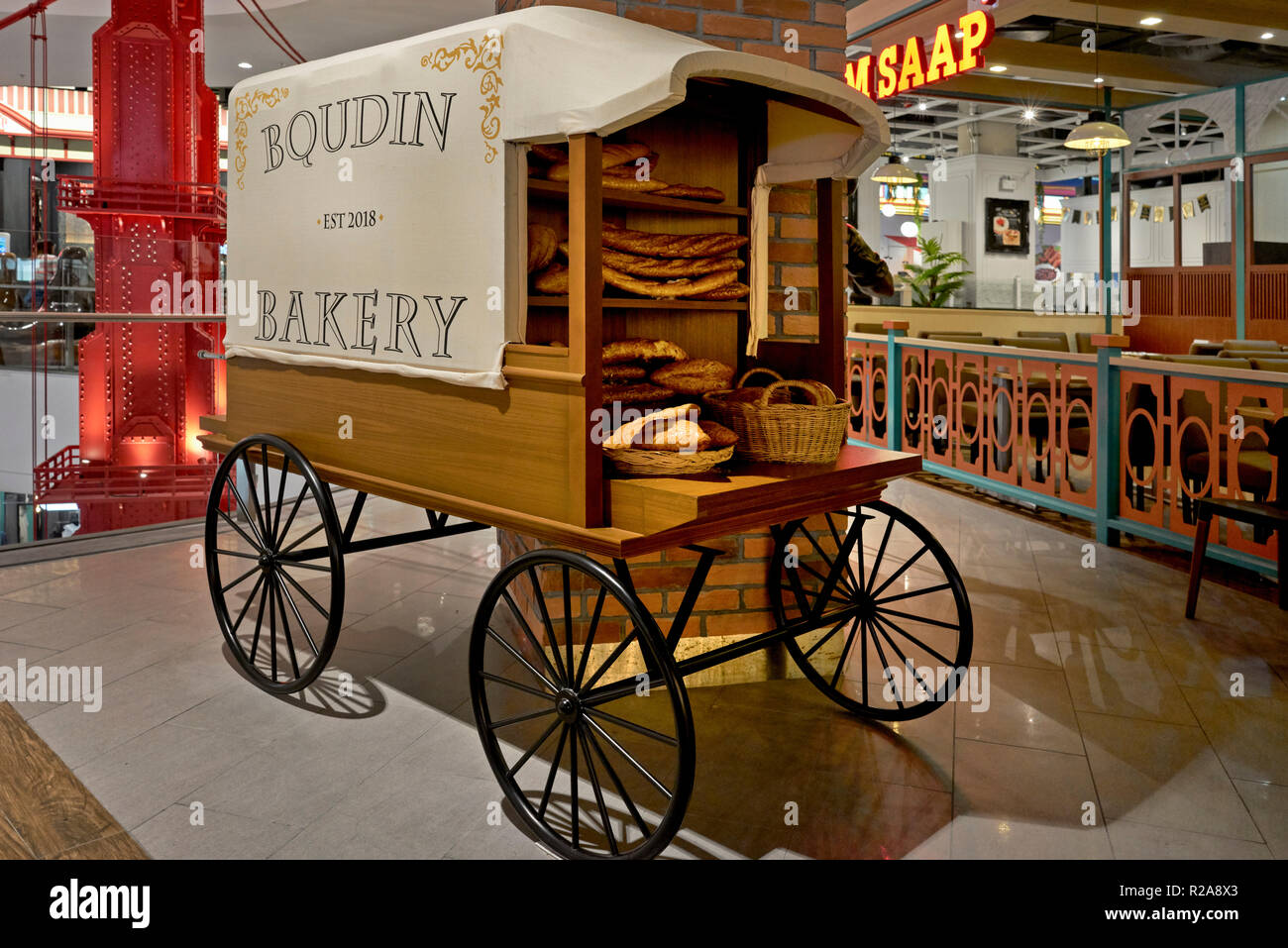 Replica vintage Bäckerei und Brot Warenkorb verwendet als Werbung für handwerkliche Bäckerei prop. Stockfoto