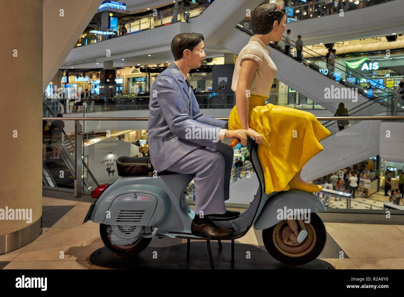 Konzept Italien. Statue eines italienischen Paar, ein scooter Motorrad auf italienischem Boden von Stift 21 Thema Shopping Mall, Pattaya, Thailand, Sou Stockfoto