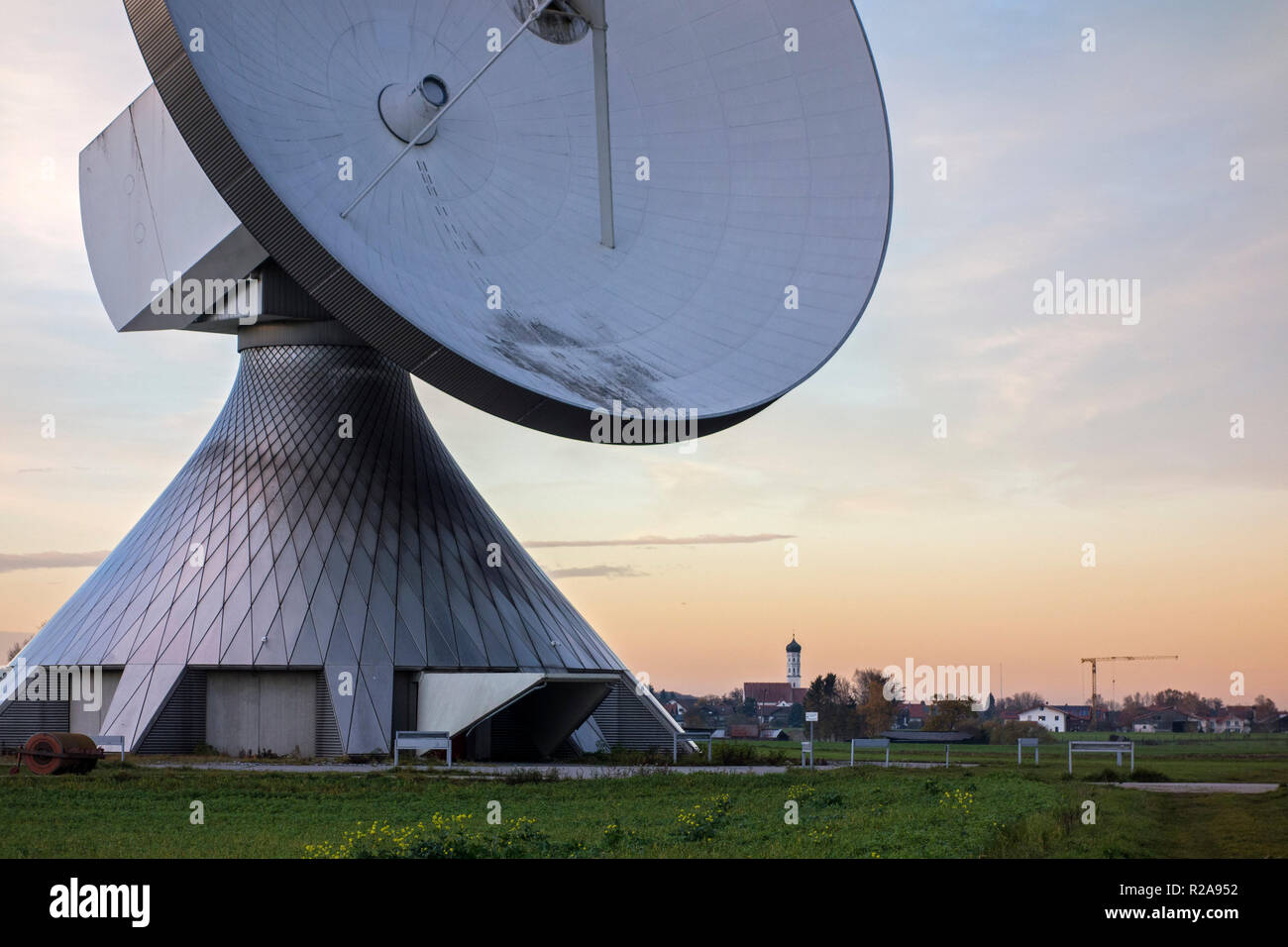 Mit erfunkstelle Raisting Raisting im Hintergrund, Bayern, Deutschland Stockfoto
