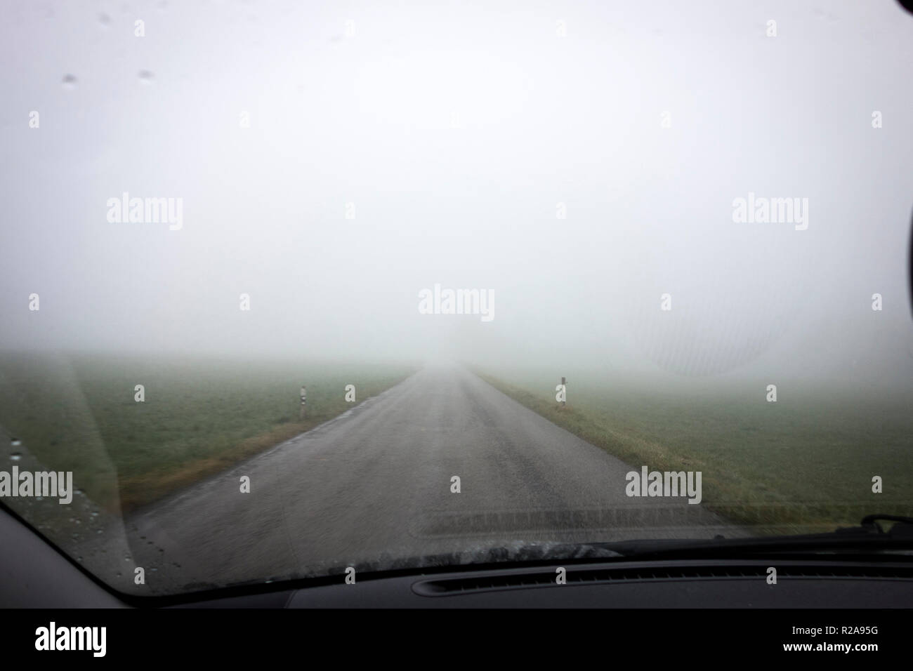 Herbst Nebel Straße Stockfoto