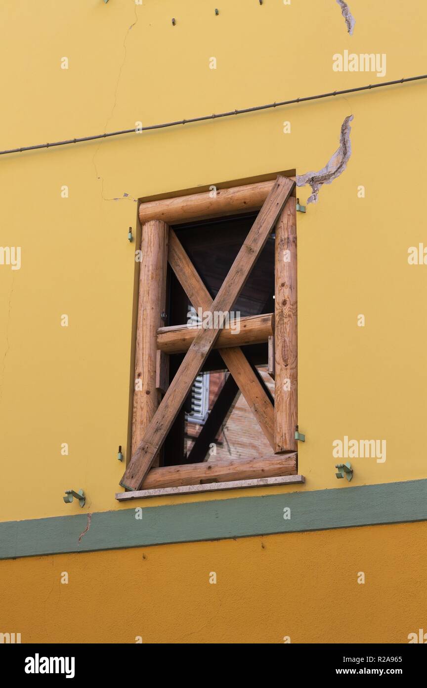 Verstärkte Fenster mit Holz- Elemente in einem zerstörten Gebäude durch ein Erdbeben (Tolentino, Marche, Italien) Stockfoto