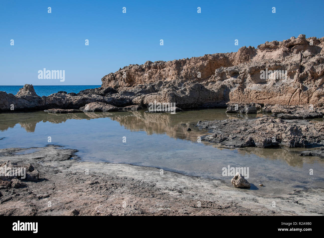 Küste der Insel Zypern mit Steinen Stockfoto