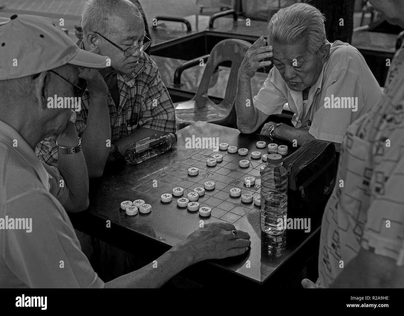 Chinesisches Schach (Xiangqi) in Chinatown Singapur gespielt Stockfoto