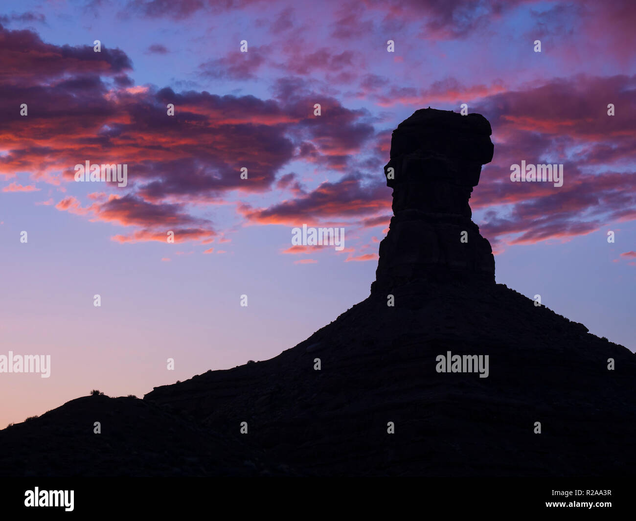 Ausbildung bei Sonnenuntergang, Tal der Götter westlich von Täuschung, Utah. Stockfoto