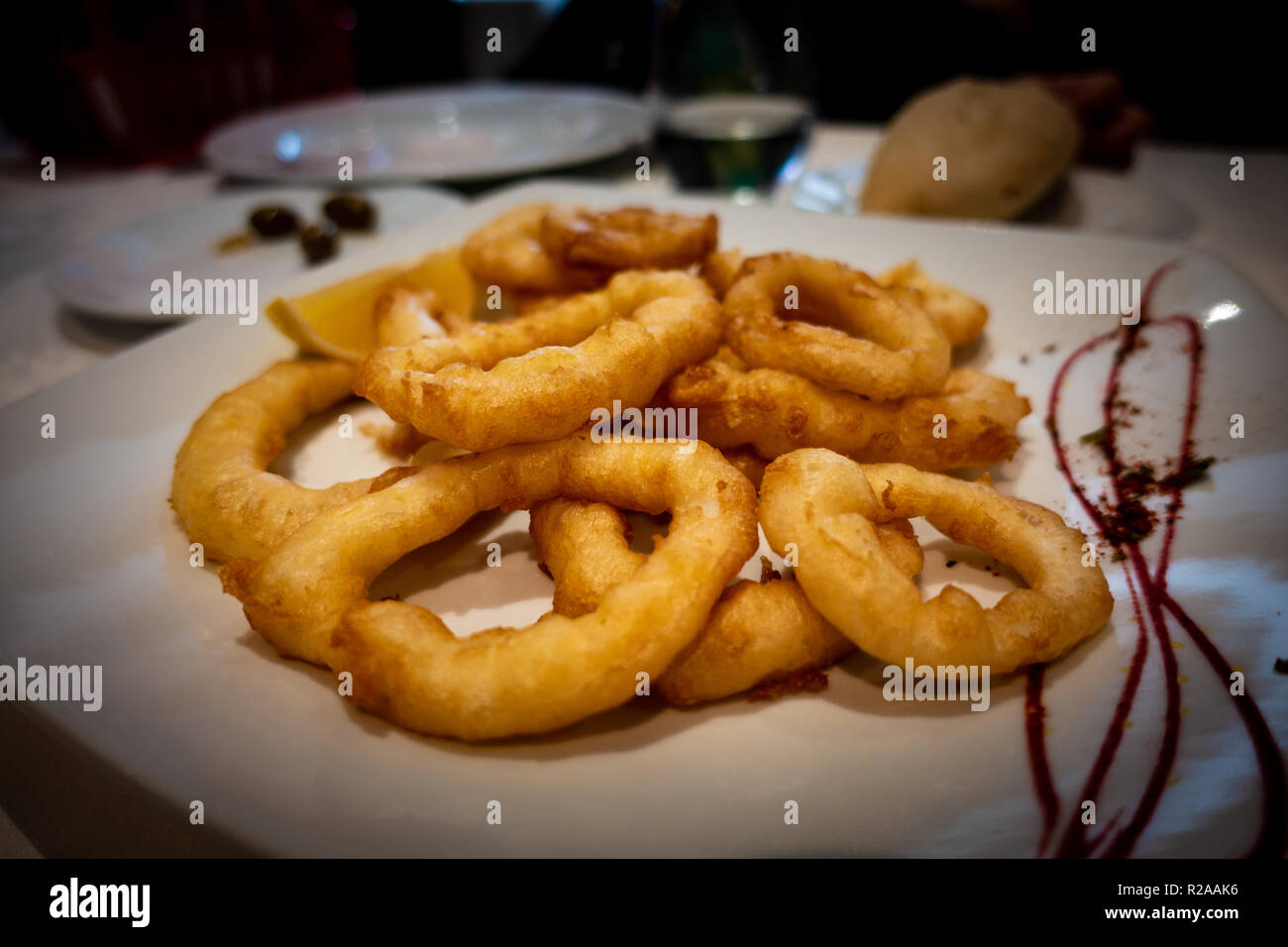 Frittierte Tintenfischringe oder Calamares a la Romana in eine weiße Platte. Stockfoto