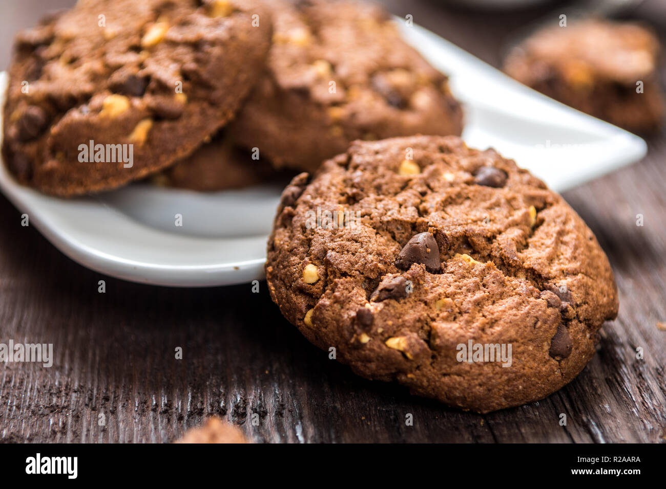 Traditionelle Chocolate Chip Cookies auf Holz Tisch Stockfoto