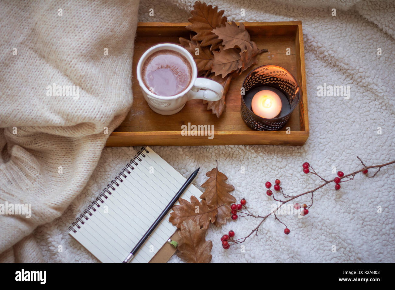 Leer Notebook mit Becher Kaffee im Bett Stockfoto