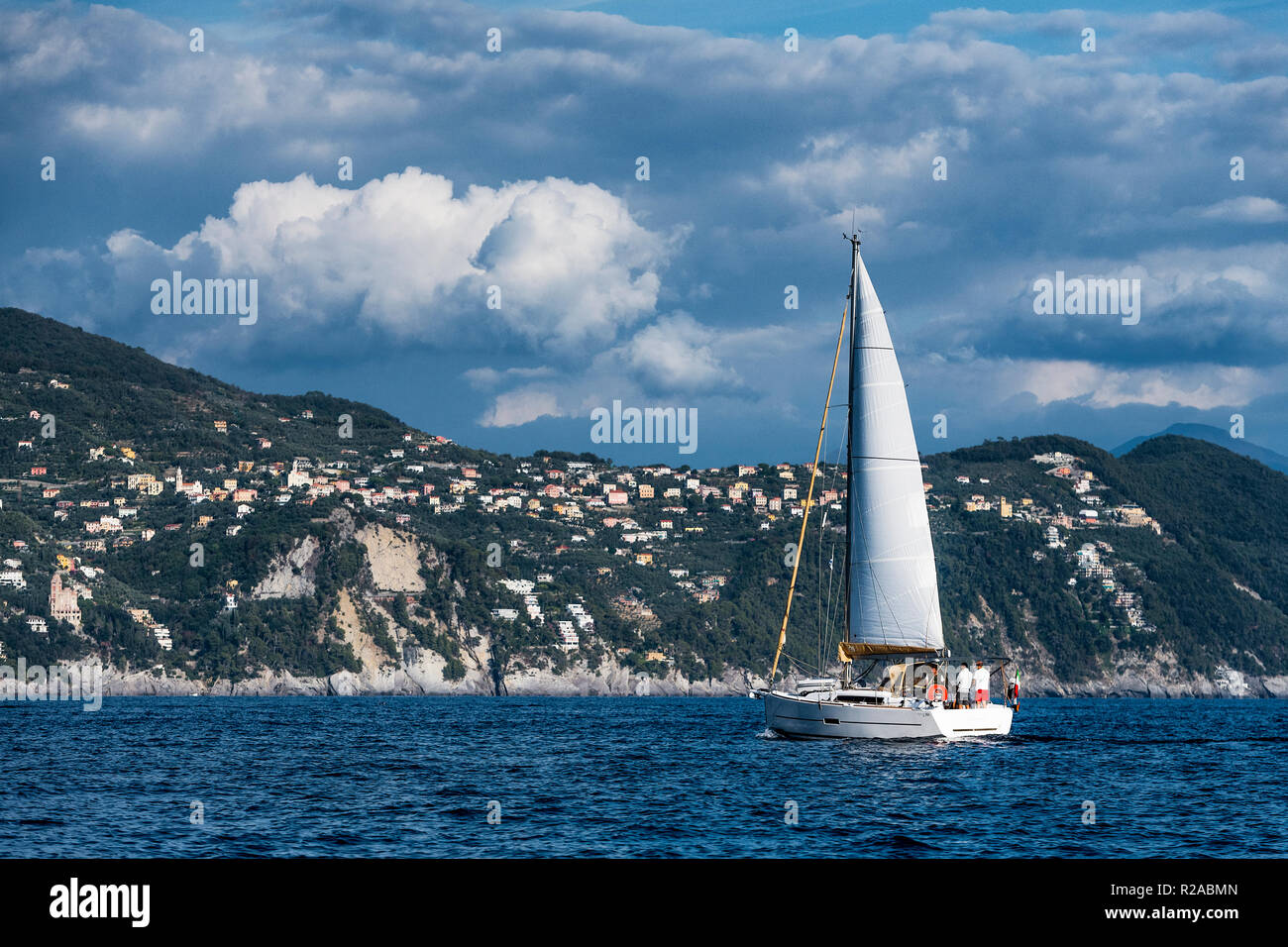 Segeln die ligurische Küste an einem klaren Tag, Italien, Europa. Stockfoto