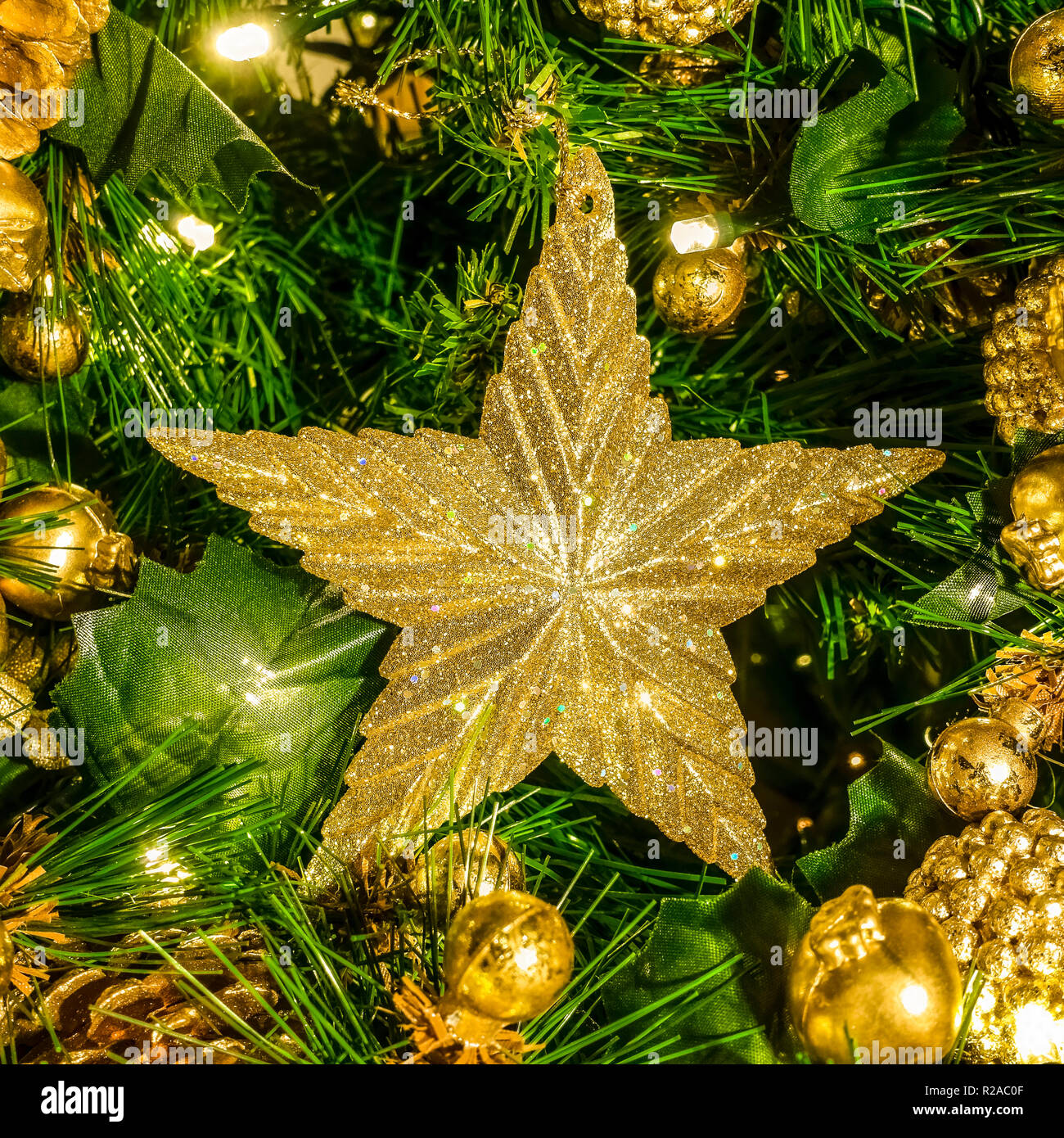 Golden Star, Christbaumschmuck. Weihnachten festliche Stimmung Atmosphäre. Saisonale Bild. Stockfoto