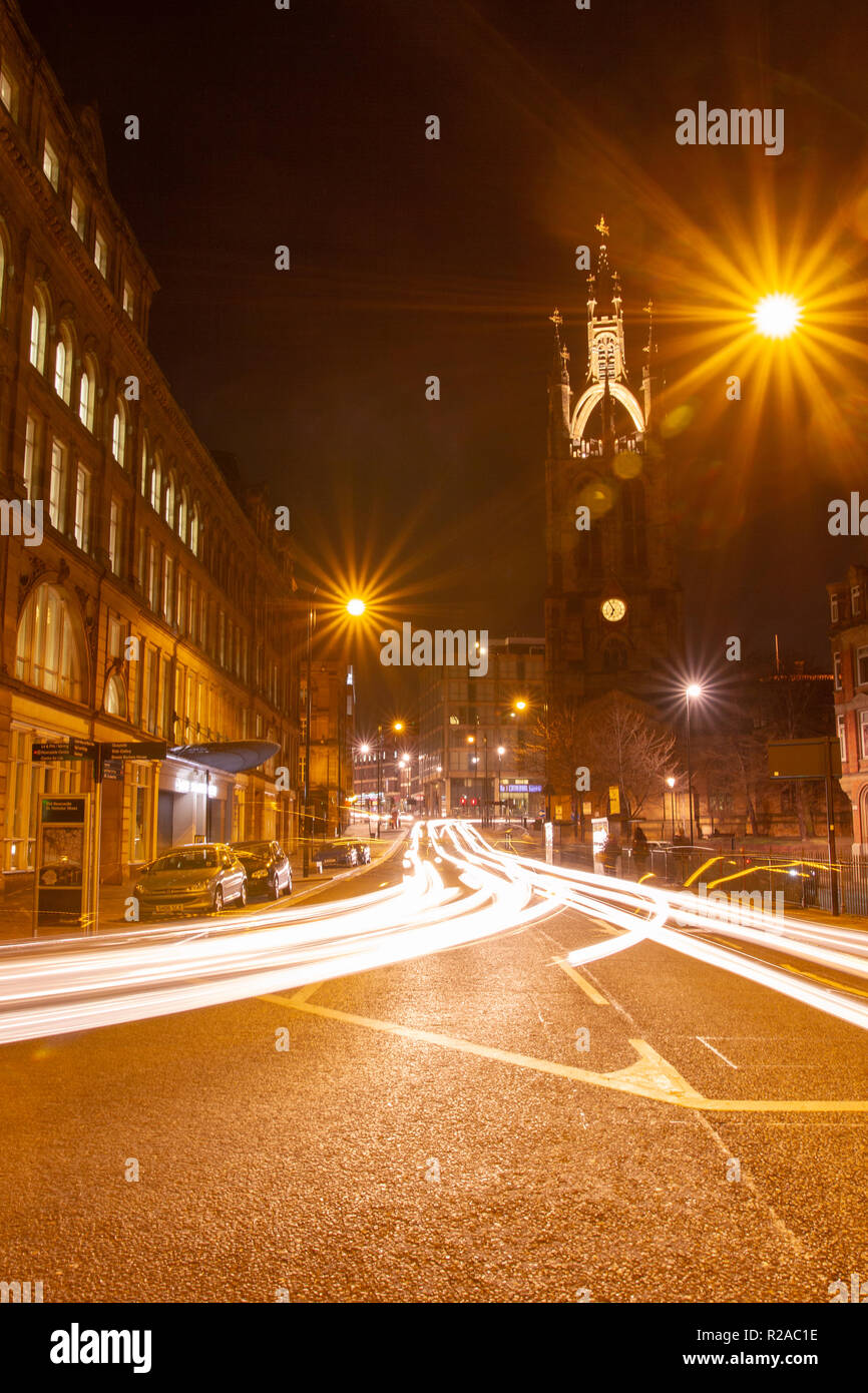 Newcastle/England - 10. Februar 2014: Newcastle upon Tyne bei Nacht Auto licht Trails St. Nikolaus Kathedrale Stockfoto