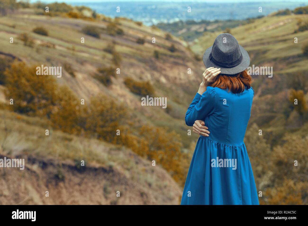 Herbst - Mädchen in hat Spaziergänge und traditionelle ukrainische Landschaft im Hintergrund Stockfoto