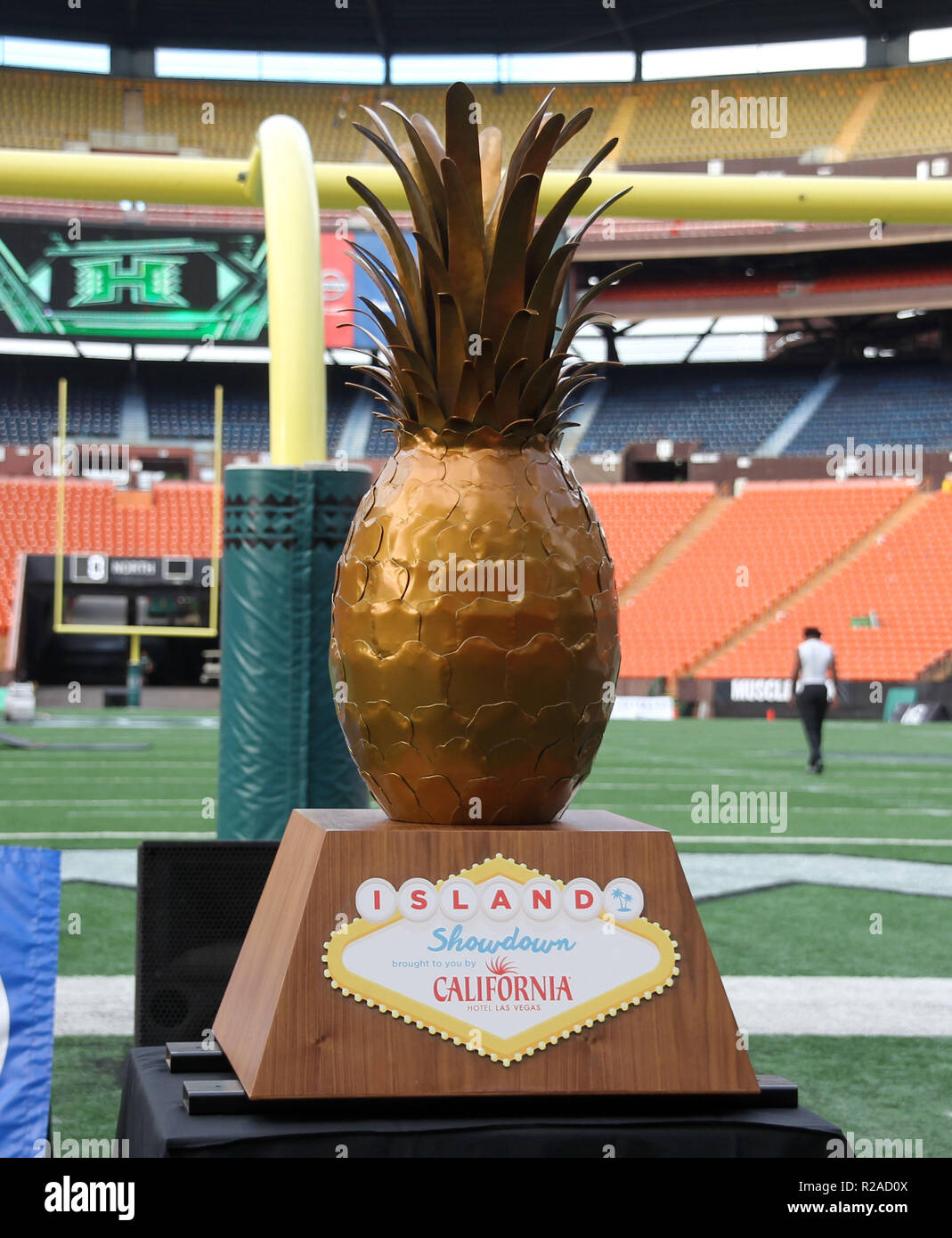 November 17, 2018 - Mit einem Sieg heute gehen die Beute der  Besitzergreifung der Goldene Ananas Trophäe für ein Spiel zwischen den  Hawaii Rainbow Warriors und die UNLV Rebellen am Aloha Stadium