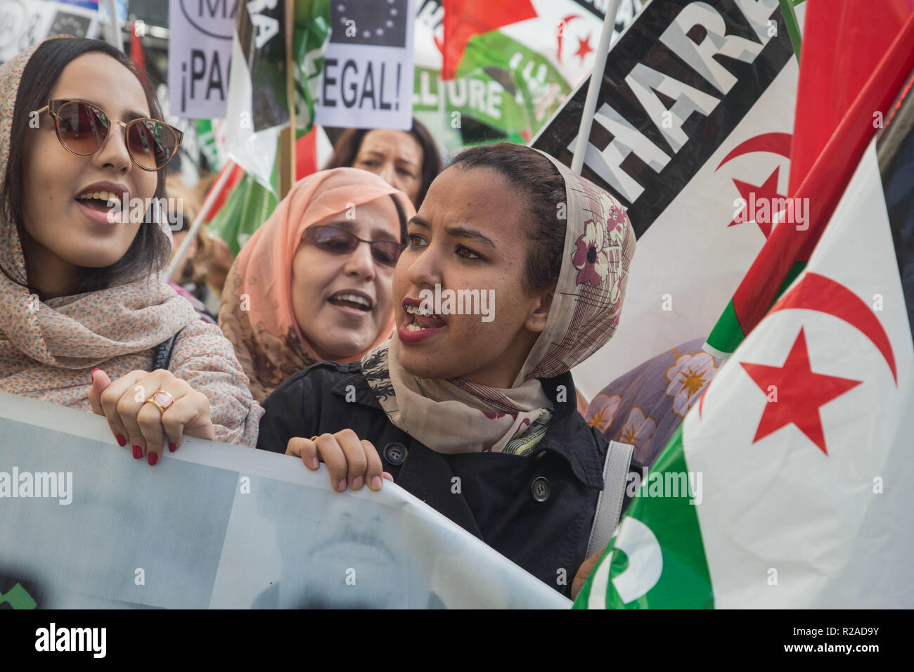 Sahrauischen Frau schreit für die Befreiung der Westsahara während der Demonstration. Hunderte von Sahrauis im Exil aus ganz Spanien nahm die Straße, um gegen das Fischereiabkommen zwischen der Europäischen Union und Marokko, dass der Gewässer der Westsahara beinhaltet, für die Freiheit der Saharauis Gefangenen in Marokko, für das Ende der marokkanischen Besatzung und die Unabhängigkeit der Westsahara. Stockfoto