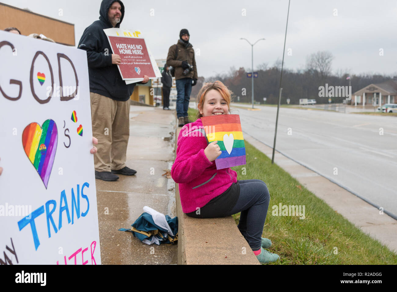 Macomb, Illinois, USA. 17. November 2018. Die Westboro Baptist Church in Topeka, Kansas hielt einen Protest in Macomb, Illinois auf Samstag, weil ein Mitglied einer Besuch Indiana State University Football Team offen schwul ist. Credit: Keith Turrill/Alamy leben Nachrichten Stockfoto