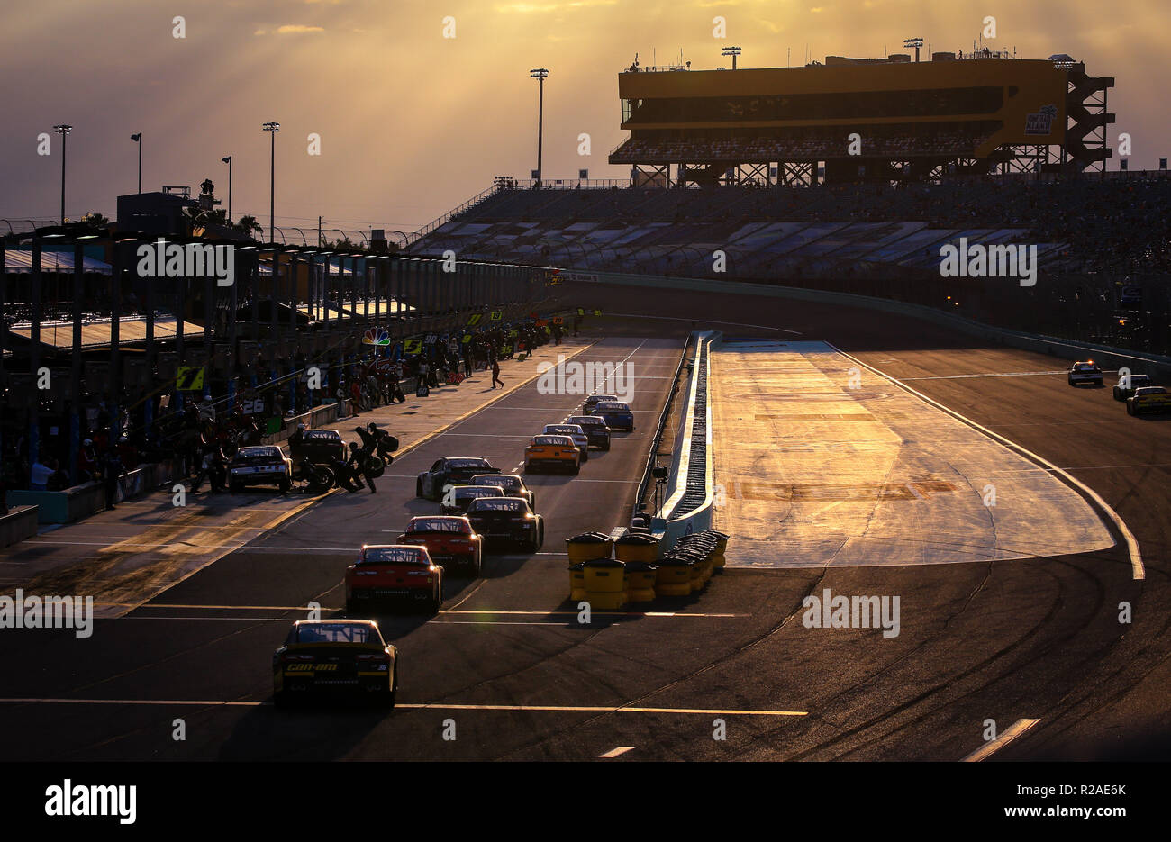 Homestead, Fla, USA. 17. Nov, 2018. Autos fahren in der Boxengasse während der NASCAR XFINITY Serie Ford EcoBoost 300 Meisterschaft auf dem Homestead-Miami Speedway in Homestead, Fla. Mario Houben/CSM/Alamy leben Nachrichten Stockfoto