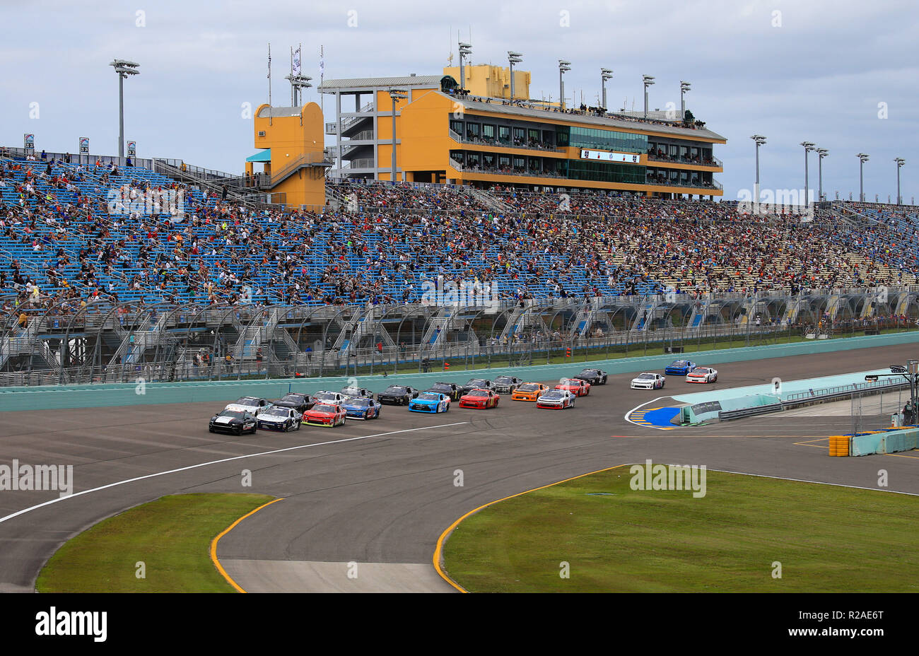 Homestead, Fla, USA. 17. Nov, 2018. Das Pace Car führt die Rennwagen zu Beginn der NASCAR XFINITY Serie Ford EcoBoost 300 Meisterschaft auf dem Homestead-Miami Speedway in Homestead, Fla. Mario Houben/CSM/Alamy leben Nachrichten Stockfoto