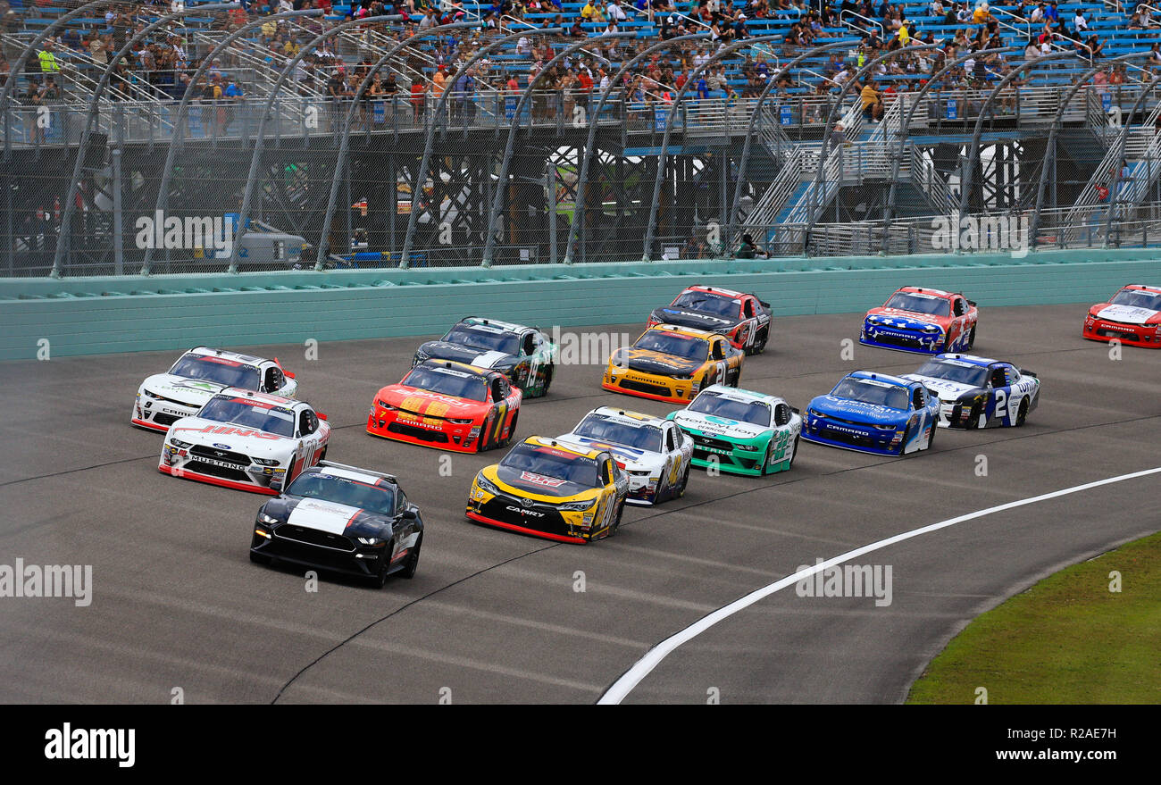 Homestead, Fla, USA. 17. Nov, 2018. Das Pace Car führt die Rennwagen zu Beginn der NASCAR XFINITY Serie Ford EcoBoost 300 Meisterschaft auf dem Homestead-Miami Speedway in Homestead, Fla. Mario Houben/CSM/Alamy leben Nachrichten Stockfoto