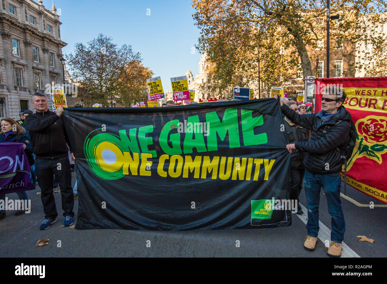 London, Großbritannien. 17. Nov, 2018. Tausende marschierten durch die Londoner Innenstadt eine Demonstration gegen Rassismus und Faschismus, organisiert von bis zu Rassismus und Vereinen gegen den Faschismus, Stand: David Rowe/Alamy leben Nachrichten Stockfoto