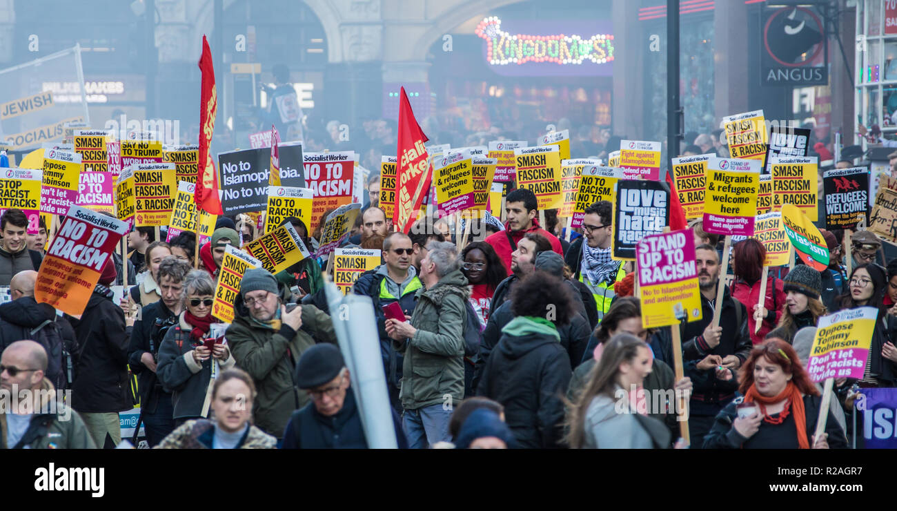 London, Großbritannien. 17. Nov, 2018. Tausende marschierten durch die Londoner Innenstadt eine Demonstration gegen Rassismus und Faschismus, organisiert von bis zu Rassismus und Vereinen gegen den Faschismus, Stand: David Rowe/Alamy leben Nachrichten Stockfoto