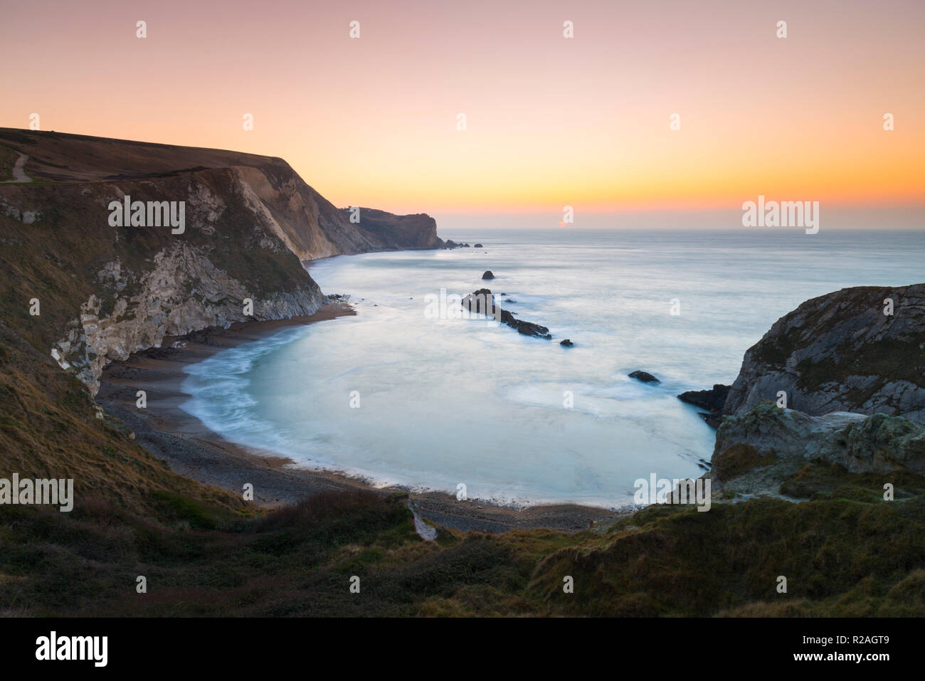 Lulworth, Dorset, Großbritannien. 18. November 2018. Die Sonne über Man O'War Bay an der Jurassic Coast, in der Nähe von Dorset Lulworth an einem klaren kalten Morgen. Foto: Graham Jagd-/Alamy Leben Nachrichten. Stockfoto