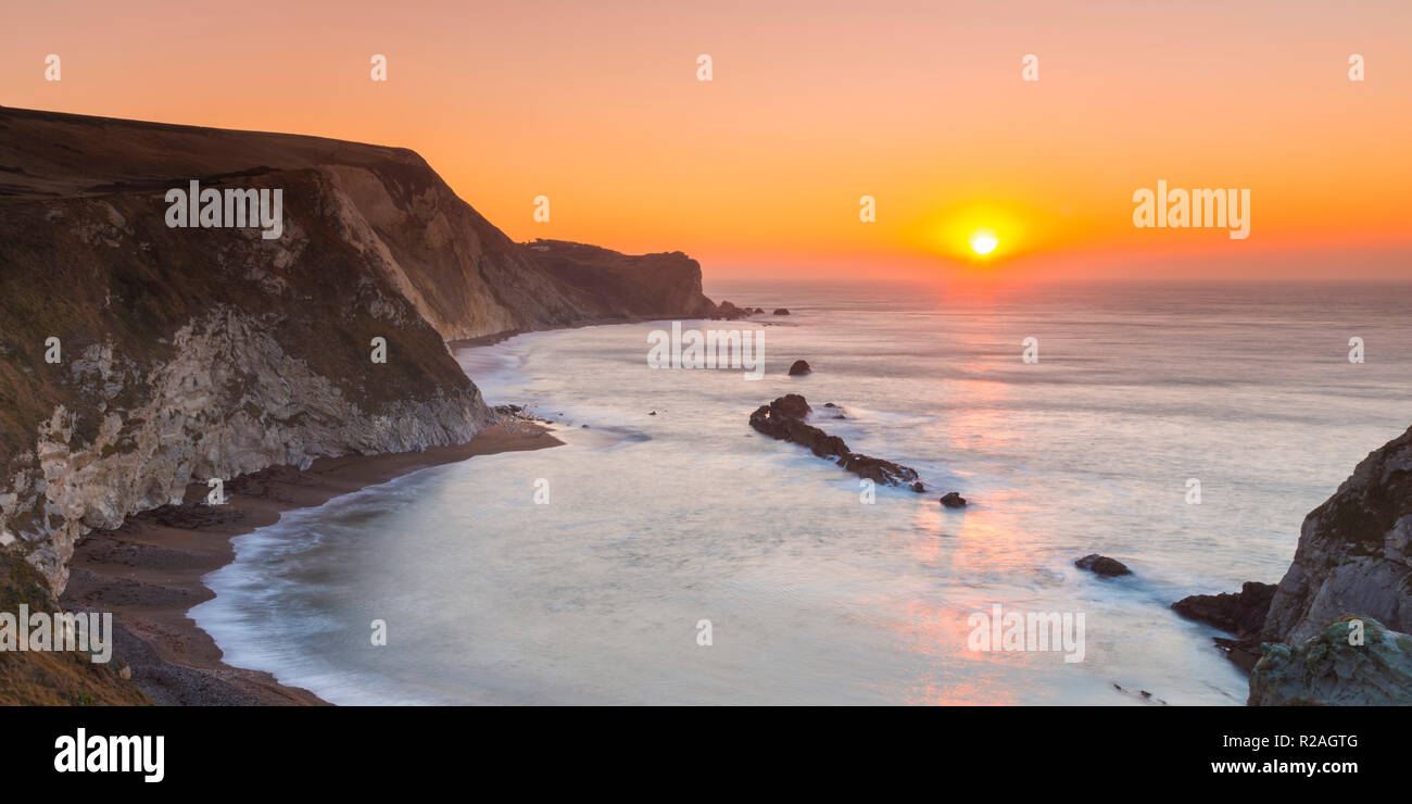Lulworth, Dorset, Großbritannien. 18. November 2018. Die Sonne über Man O'War Bay an der Jurassic Coast, in der Nähe von Dorset Lulworth an einem klaren kalten Morgen. Foto: Graham Jagd-/Alamy Leben Nachrichten. Stockfoto