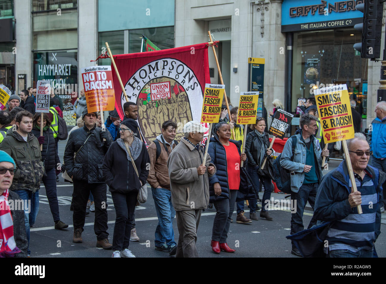 London, Großbritannien. 17. Nov, 2018. Tausende marschierten durch die Londoner Innenstadt eine Demonstration gegen Rassismus und Faschismus, organisiert von bis zu Rassismus und Vereinen gegen den Faschismus, Stand: David Rowe/Alamy leben Nachrichten Stockfoto