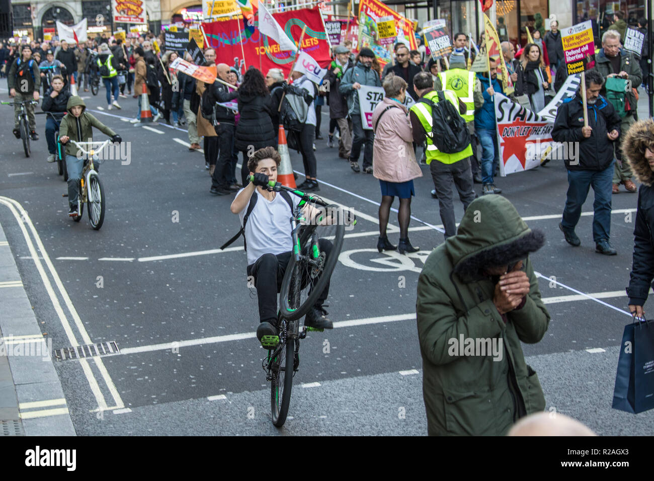 London, Großbritannien. 17. Nov, 2018. Tausende marschierten durch die Londoner Innenstadt eine Demonstration gegen Rassismus und Faschismus, organisiert von bis zu Rassismus und Vereinen gegen den Faschismus, Stand: David Rowe/Alamy leben Nachrichten Stockfoto