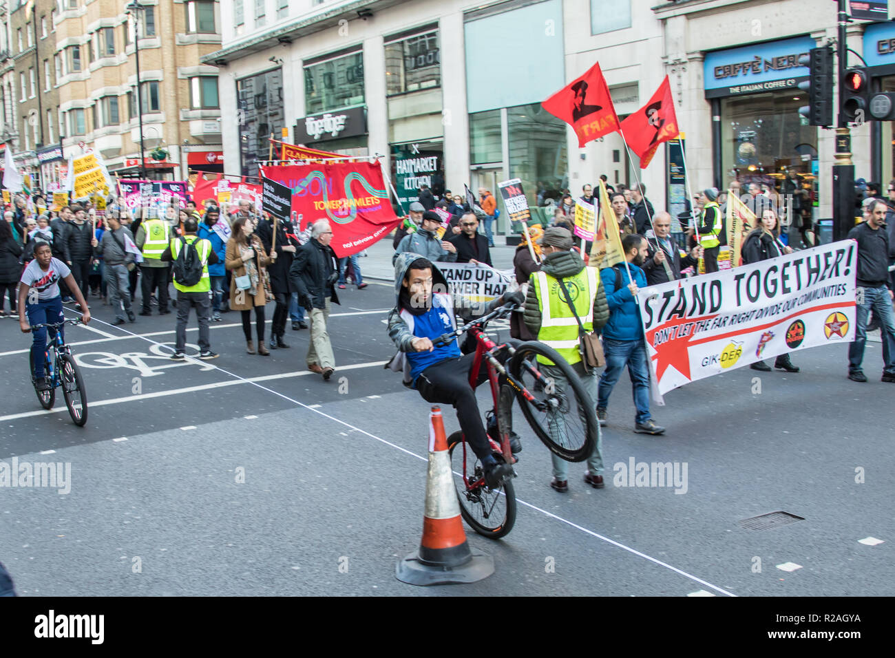 London, Großbritannien. 17. Nov, 2018. Tausende marschierten durch die Londoner Innenstadt eine Demonstration gegen Rassismus und Faschismus, organisiert von bis zu Rassismus und Vereinen gegen den Faschismus, Stand: David Rowe/Alamy leben Nachrichten Stockfoto