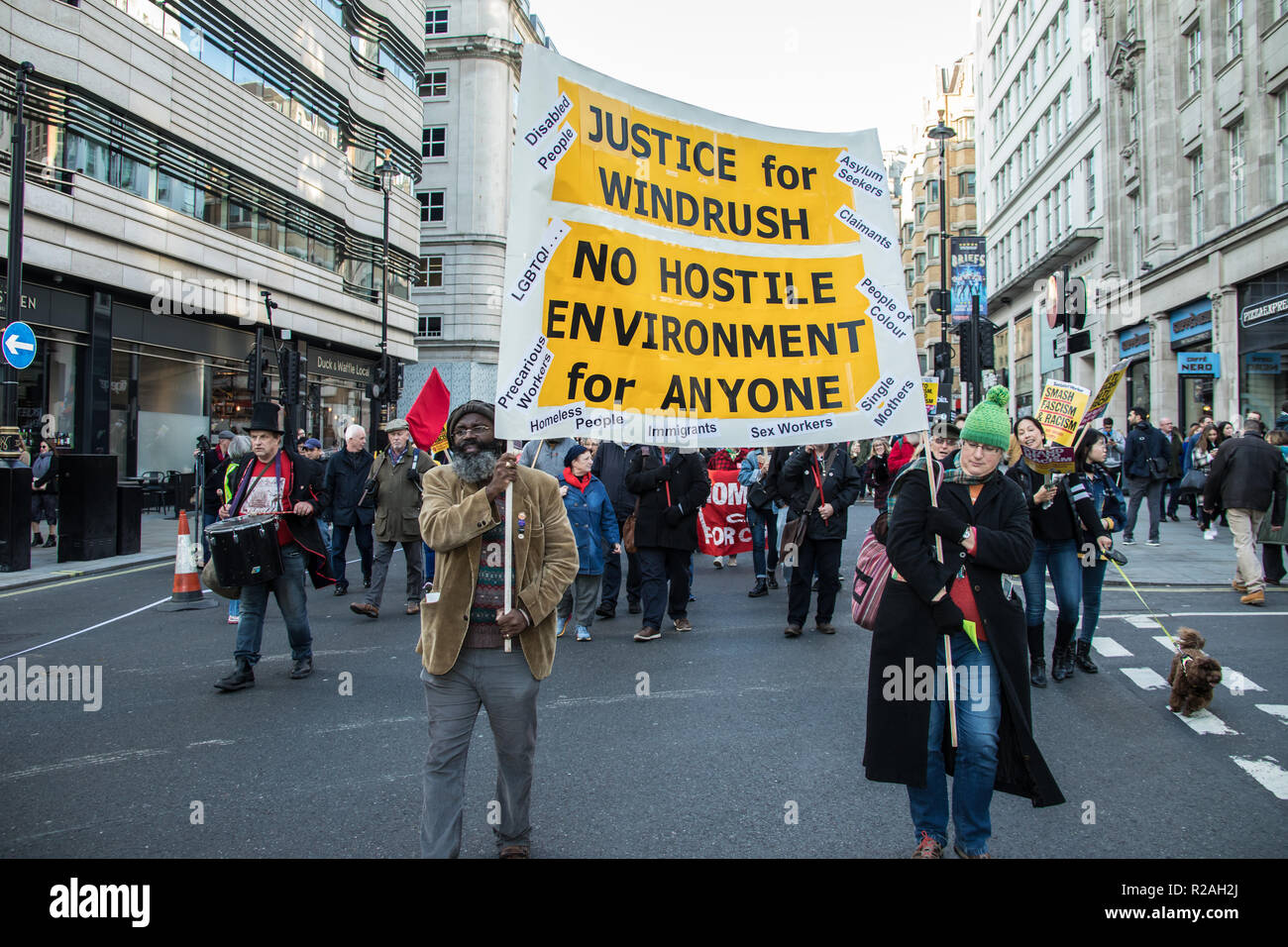 London, Großbritannien. 17. Nov, 2018. Tausende marschierten durch die Londoner Innenstadt eine Demonstration gegen Rassismus und Faschismus, organisiert von bis zu Rassismus und Vereinen gegen den Faschismus, Stand: David Rowe/Alamy leben Nachrichten Stockfoto