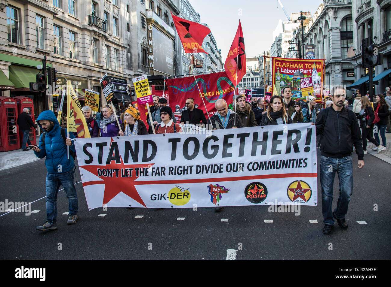 London, Großbritannien. 17. Nov, 2018. Tausende marschierten durch die Londoner Innenstadt eine Demonstration gegen Rassismus und Faschismus, organisiert von bis zu Rassismus und Vereinen gegen den Faschismus, Stand: David Rowe/Alamy leben Nachrichten Stockfoto