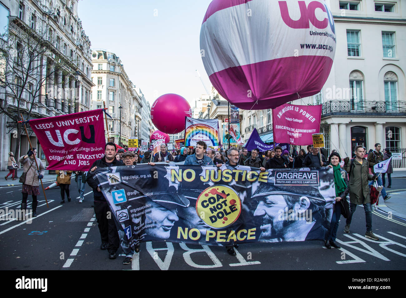 London, Großbritannien. 17. Nov, 2018. Tausende marschierten durch die Londoner Innenstadt eine Demonstration gegen Rassismus und Faschismus, organisiert von bis zu Rassismus und Vereinen gegen den Faschismus, Stand: David Rowe/Alamy leben Nachrichten Stockfoto