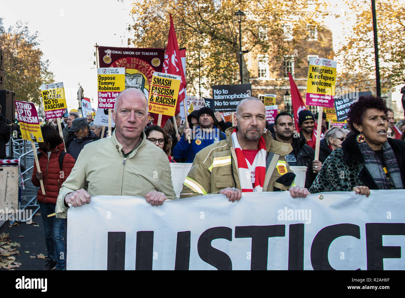 London, Großbritannien. 17. Nov, 2018. Tausende marschierten durch die Londoner Innenstadt eine Demonstration gegen Rassismus und Faschismus, organisiert von bis zu Rassismus und Vereinen gegen den Faschismus, Stand: David Rowe/Alamy leben Nachrichten Stockfoto