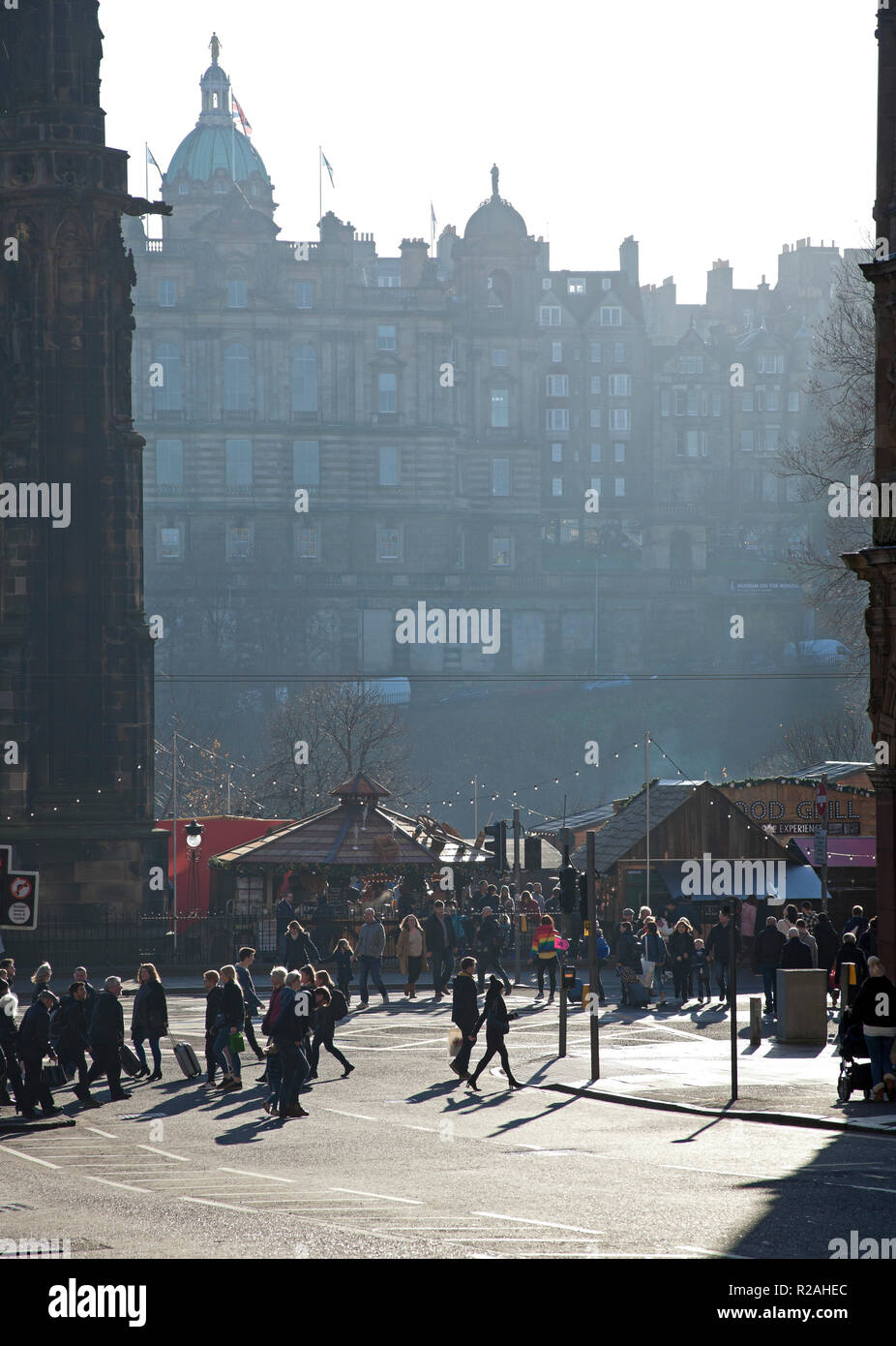 Edinburgh, Schottland. 18 Nov. 2018. UK Wetter, Sonnenschein und Nebel im Hintergrund, Temperatur um 6 Grad in der schottischen Hauptstadt die Princes Street mit belebten Straßen in der Innenstadt. Stockfoto