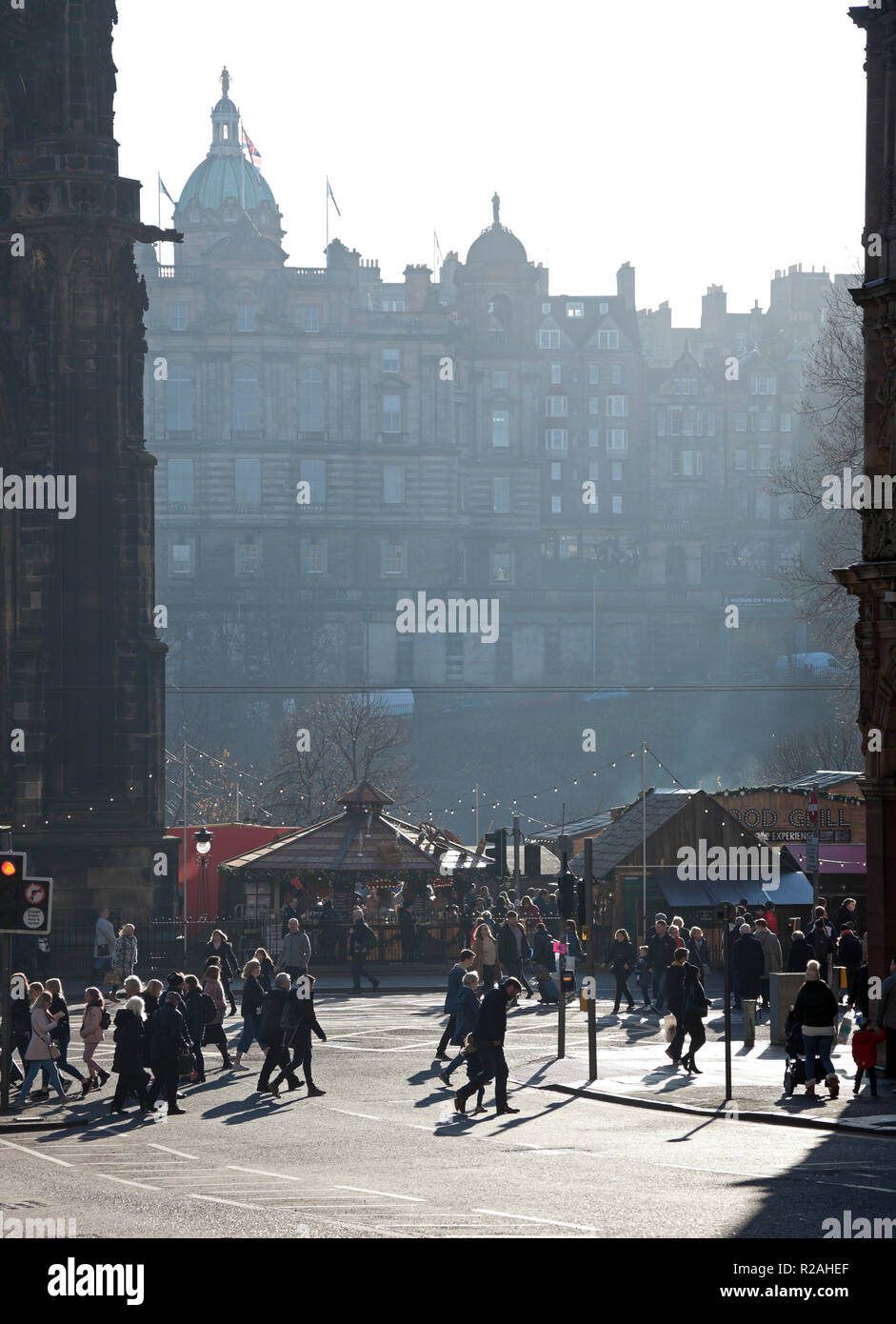 Edinburgh, Schottland. 18 Nov. 2018. UK Wetter, Sonnenschein und Nebel im Hintergrund, Temperatur um 6 Grad in der schottischen Hauptstadt die Princes Street mit belebten Straßen in der Innenstadt. Stockfoto