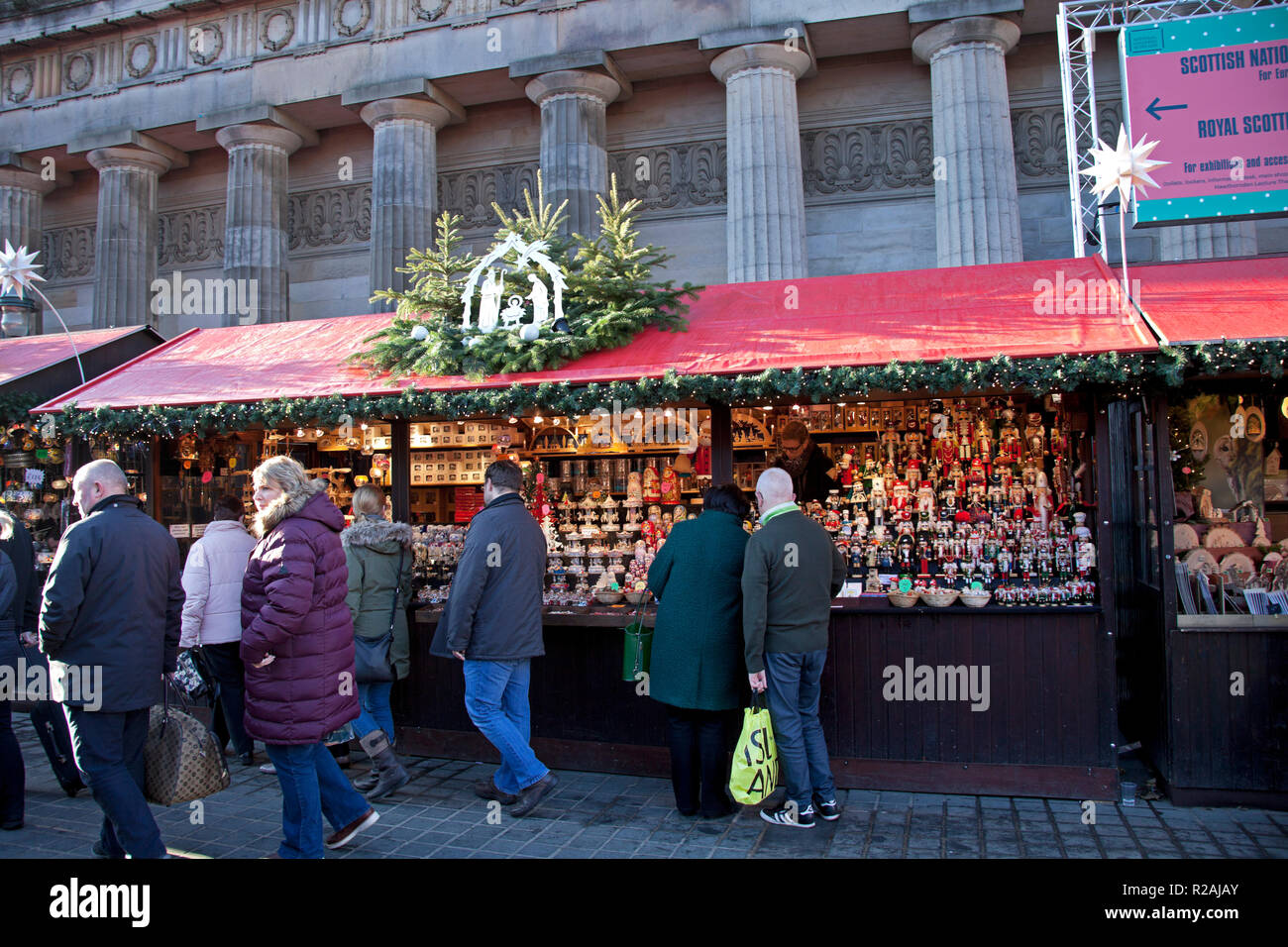 Edinburgh, Schottland. UK 18. Nov. 2018. der Sonne erhielt die Leute die Princes Street Markt an diesem ersten Sonntag zu besuchen. Das Geschenk Stände waren ziemlich beschäftigt mit Menschen kaufen und die Essensstände taten ein Brüllender Handel mit den verschiedenen und außergewöhnlichen Köstlichkeiten, die Sie zu bieten hatte. Stockfoto