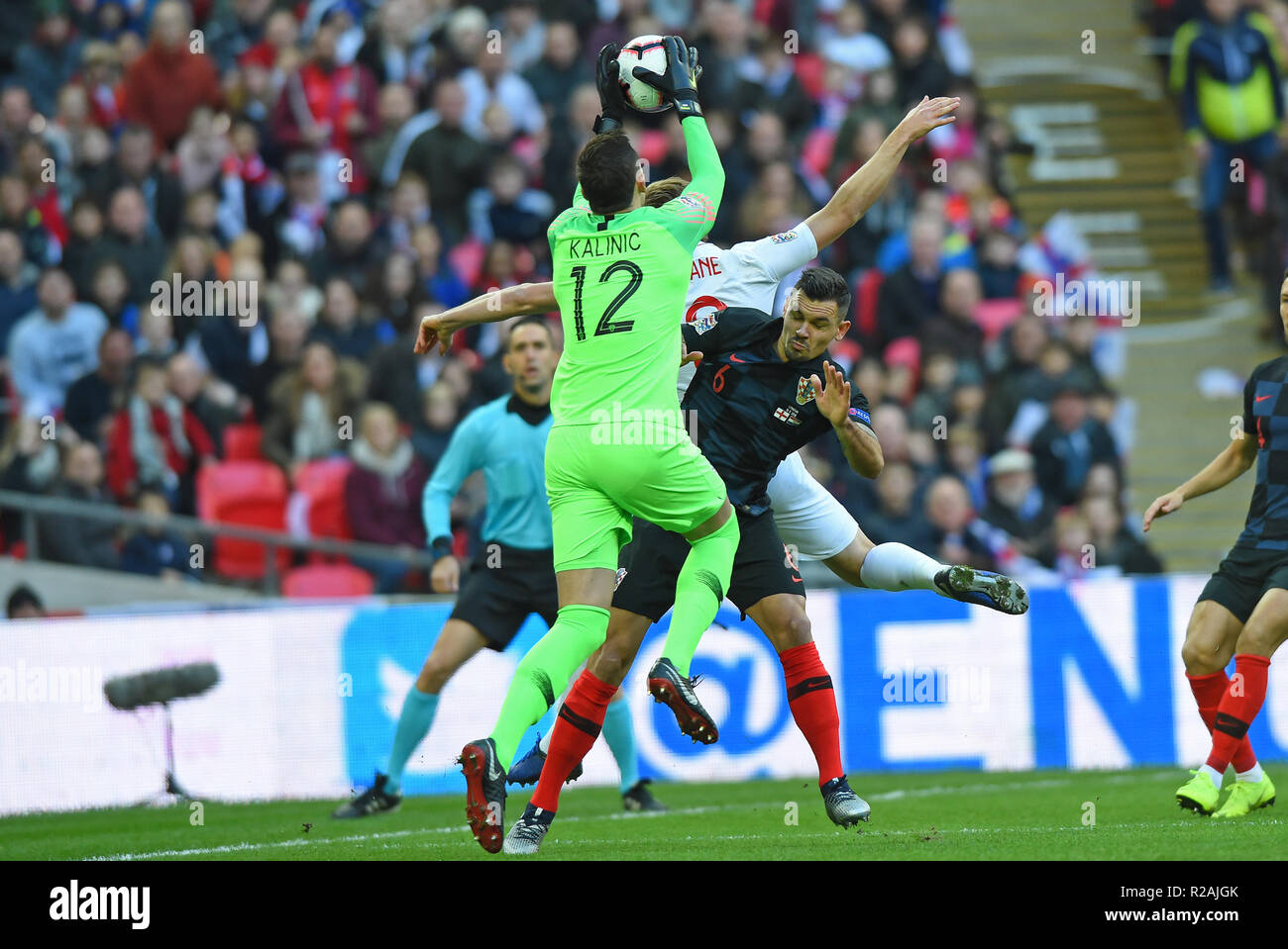 London, Großbritannien. 18. November 2018. Kroatien Torwart Lovre Kalinic (12) (links) nimmt den Ball im aus England, Harry Kane (9) Kopf während der UEFA Nationen Liga Match zwischen England und Kroatien im Wembley Stadion, London am Sonntag, den 18. November 2018. (© MI Nachrichten & Sport Ltd | Alamy Live-Nachrichten) Stockfoto