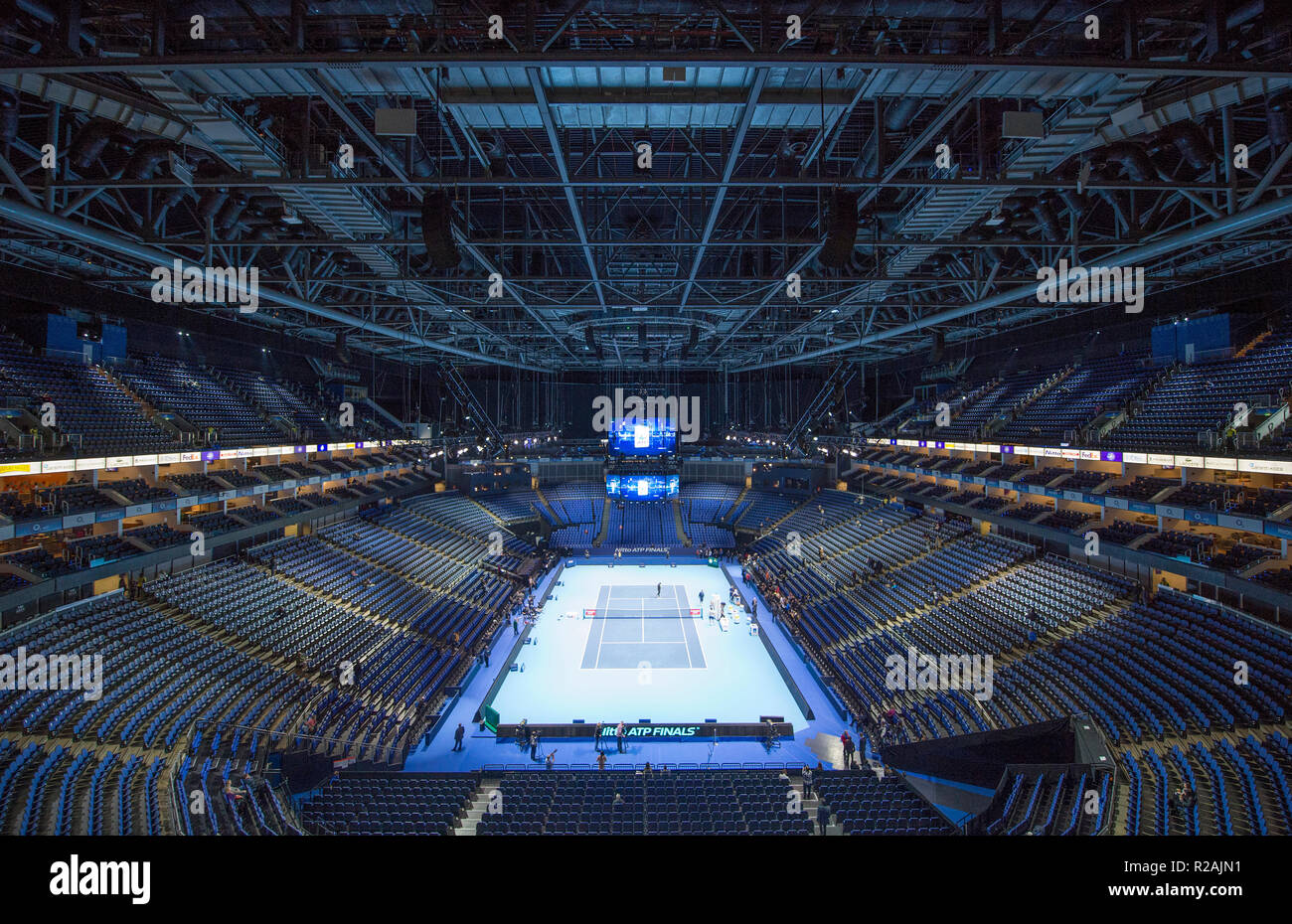 O2 Arena, London, UK. 18. November 2018. Center Court in der O2 rüstet sich für Finale Tag der Nitto ATP-Finale 2018. Alexander Zverev (GER), Platz 3 wird weltweit die Nummer 1 Novak Djokovic, um 18.00 Uhr spielen. Credit: Malcolm Park/Alamy Leben Nachrichten. Stockfoto