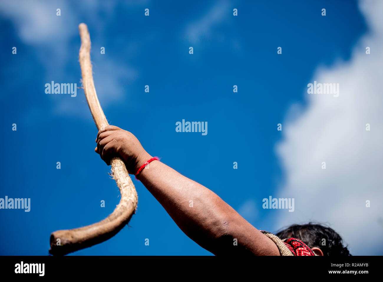 17. November 2018, Chile Temucuicui: Mitglied der Mapuche Gemeinschaft hält ein hölzernes Club ('weño') in einer indigenen Friedhof während der Trauerfeier für 24-jährige Camilo Catrillanca. Eine spezielle Einheit des chilenischen Militär Polizei (carabineros) geschossen hatte Catrillanca am 14.11.2018 in der Indigenen Mapuche Gemeinschaft Temucuicui. Nach Angaben der Polizei hatten die Beamten drei Autodiebe, die Fahrzeuge ihre Lehrer' gestohlen hatte, verfolgt. Die Verfolgung führte sie in das Gebiet der Mapuche Gemeinschaft von Temucuicui. Nach dem Tod von Catrillanca Mapuche Organisationen haben zu protestieren heute sogenannte im gesamten Stockfoto