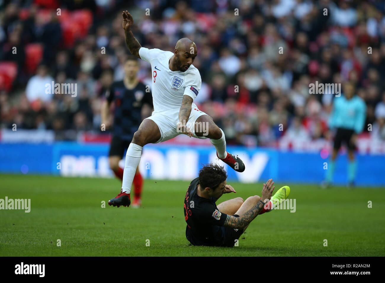 London, Großbritannien. 18. November 2018. London, Großbritannien. 18. November 2018. Fabian Delph von England wird von Sime Vrsaljko von Kroatien. Die UEFA Nationen Liga A, Gruppe 4, England - Kroatien im Wembley Stadion in London am Sonntag, den 18. November 2018 in Angriff genommen. Bitte beachten Sie die Bilder sind nur für den redaktionellen Gebrauch bestimmt. pic von Andrew Obstgarten/Alamy Live news Credit: Andrew Orchard sport Fotografie/Alamy leben Nachrichten Stockfoto