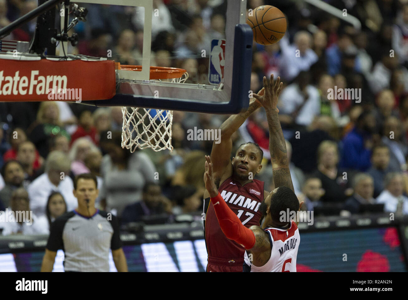 Washington, District of Columbia, USA. Okt, 2018 18. Miami Heat guard Rodney McGruder (17) schießt, während er von Washington Wizards verteidigt vorwärts Markieff Morris (5) verteidigte durch Miami Heat center Hassan Whiteside (21) während des Spiels zwischen der Washington Wizards und Miami Heat im Capitol Ein Bereich am 18. Oktober 2018 in Washington, DC. Credit: Alex Edelman/ZUMA Draht/Alamy leben Nachrichten Stockfoto