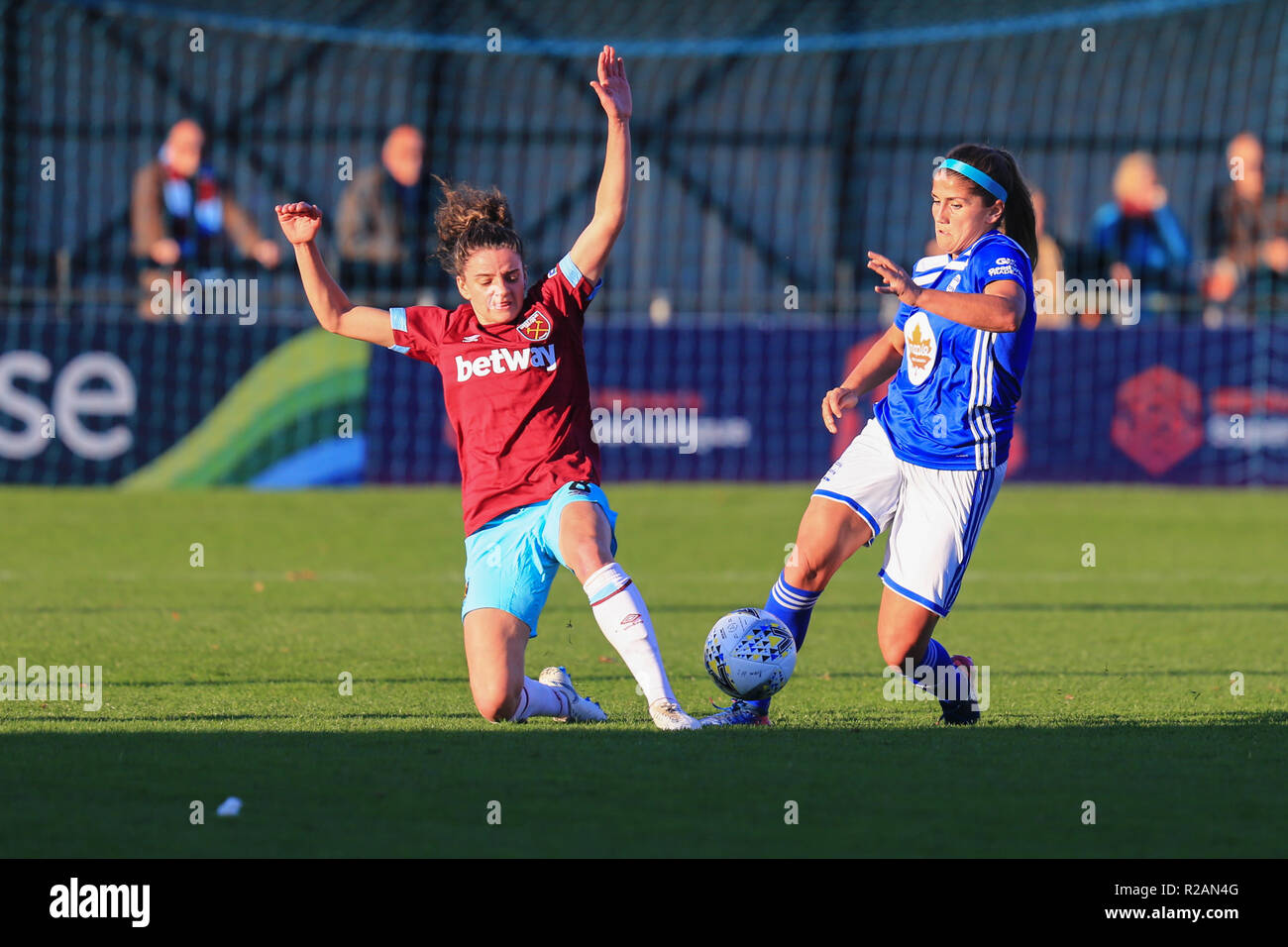 Birmingham, Großbritannien. 18. November 2018. Birmingham City Paige Williams mias Für die Kugel mit der West Ham Tessal Middag. BCFC Frauen 3 - 0 West Ham Frauen Peter Lopeman/Alamy leben Nachrichten Stockfoto