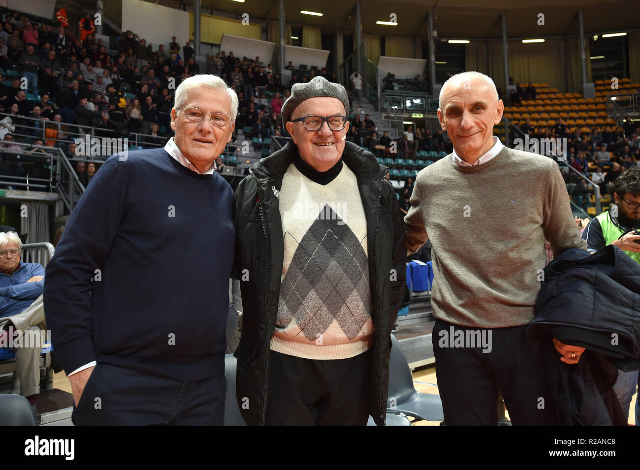 Foto Massimo Paolone/LaPresse 18 Novembre 2018 Bologna (Bo) Italia sport Warenkorb Segafredo Virtus Bologna vs Auxilium Fiat Torino - Campionato Italiano di Warenkorb Serie A 2018/2019 - PalaDozza PosteMobile Nella Foto: Massimo Zanetti, Alberto Bucci (Virtus Bologna), Luca baraldi Foto Massimo Paolone/LaPresse November 18, Bologna 2018 (Bo) Italien sport Warenkorb Segafredo Virtus Bologna vs Auxilium Fiat Torino - Italienische Basketball Liga Serie A 2018/2019 - PalaDozza PosteMobile im Pic: Massimo Zanetti, Alberto Bucci (Virtus Bologna), Luca baraldi Stockfoto