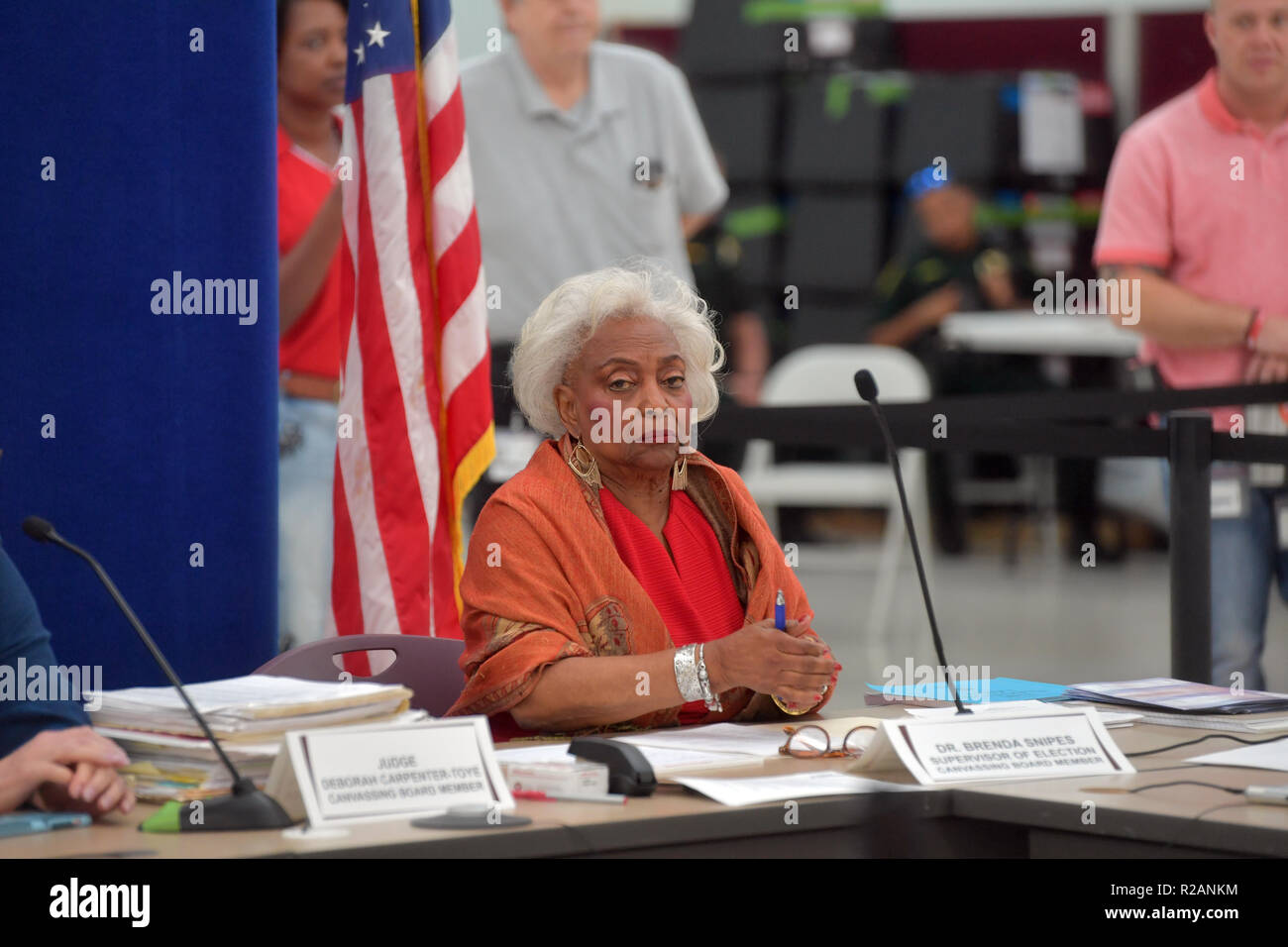 LAUDERHILL, FL - 18. NOVEMBER: Dr. Brenda Snipes, Broward County Supervisor von Wahlen tragen ihren Sonntag beste rotes Kleid, rote Schuhe und ihr Gold und Diamond Bracelets, erhält Beifall von den Menschen in ihr Büro und sie umarmt sie und als Wellen bye bye, als Sie die nachzählung aller Stimmen abgeschlossen ist. Broward County nicht die Frist, dass eines der kundenwerbung Kammer inoffiziell 10.00 Uhr Sonntag eingestellt. Aber die Grafschaft hat die Frist, die gezählt, die Einreichung der offiziellen Berichten Ergebnisse einer Stunde oder so vor der staatlichen 12.00 Uhr abgeschnitten. Hier im Broward County Supervisor gesehen Stockfoto