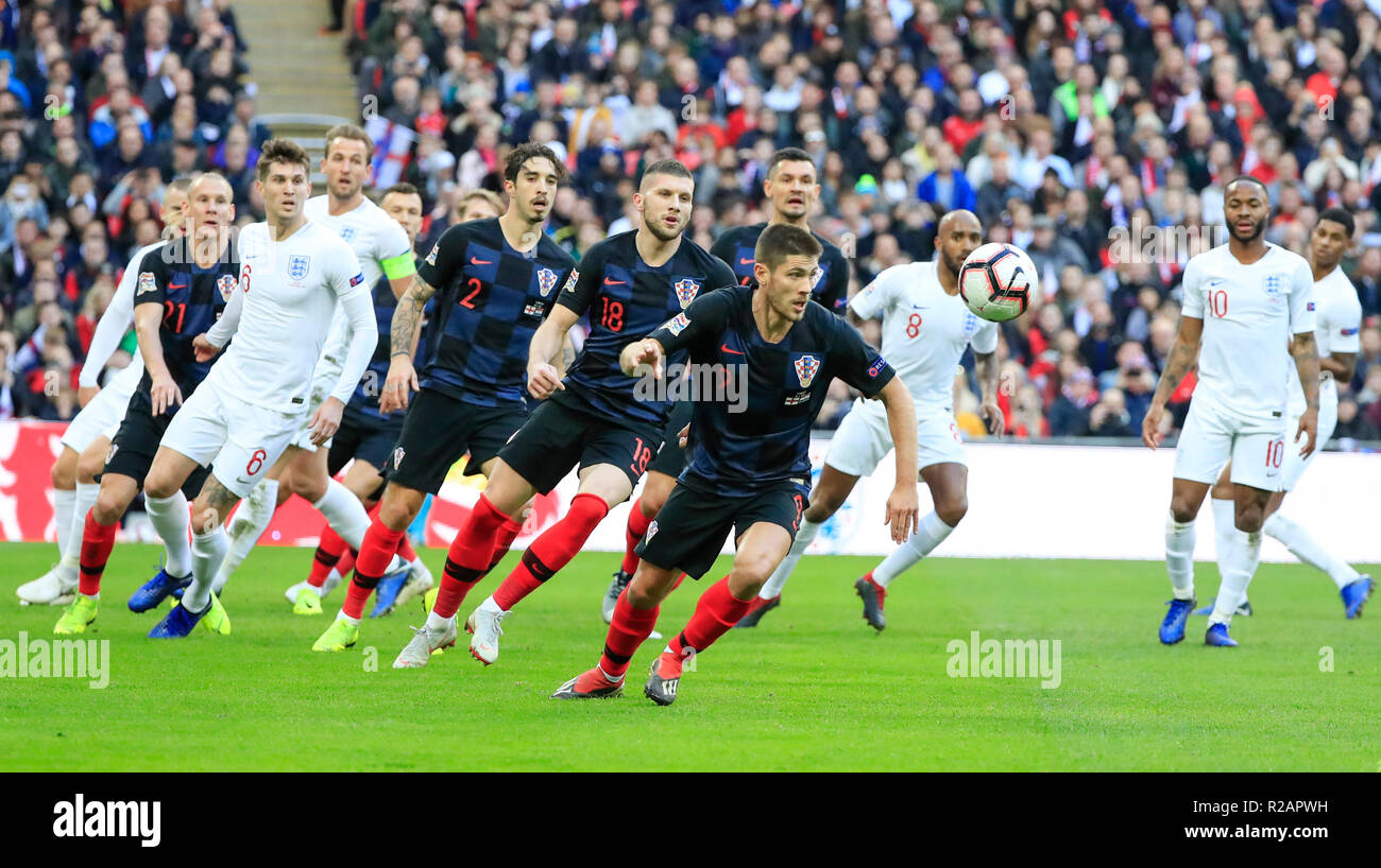 Wembley Stadion, London, UK. 18 Nov, 2018. UEFA Nationen Liga Fußball,  England und Kroatien; Andrej Kramaric von Kroatien steuert den Ball in der  Nähe der England Strafraum Credit: Aktion plus Sport/Alamy leben