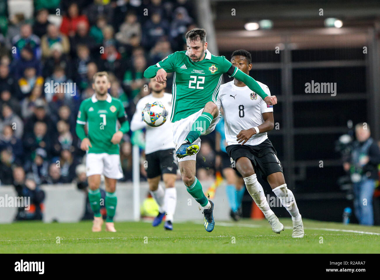 Windsor Park, Belfast, Nordirland. 18 Nov, 2018. UEFA Nationen Liga Fußball, Nordirland gegen Österreich; Michael Smith (Nordirland) Löscht die Kugel gegen David Alaba (Österreich) Credit: Aktion plus Sport/Alamy leben Nachrichten Stockfoto