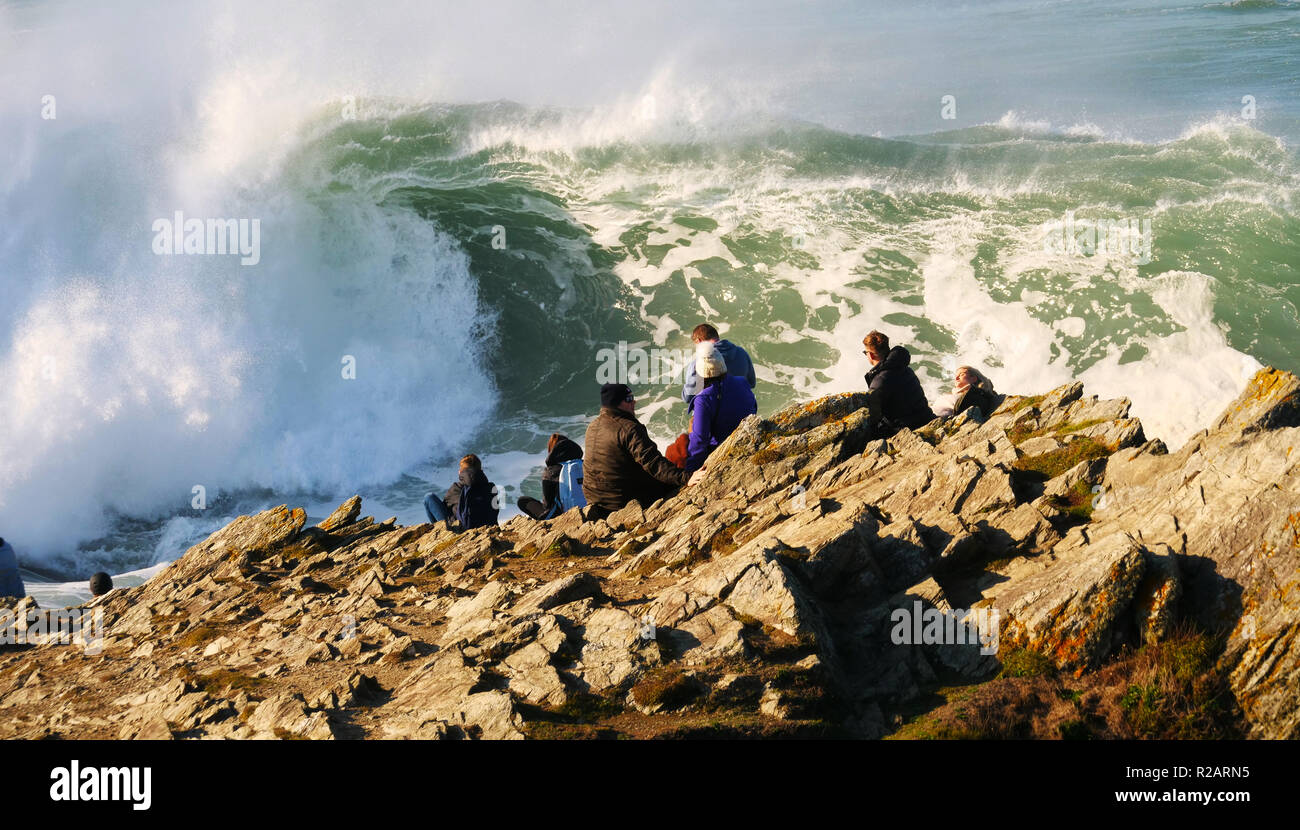 Cornwall, UK. Nov 2018 18. UK Wetter die große Welle bekannt als Cribbar oder Widowmaker große Massen von Touristen auf die Landzunge, von Atlantik niedriger Druck Wetter System verantwortlich für die jüngsten portugiesisch Nazare Big Wave surfen Wettbewerb generiert zeichnet. Kein Surfer versuchte, die Cribbar bei dieser Gelegenheit. 18 November, 2018 Robert Taylor/Alamy Leben Nachrichten. Newquay, Cornwall, England. Credit: Robert Taylor/Alamy leben Nachrichten Stockfoto