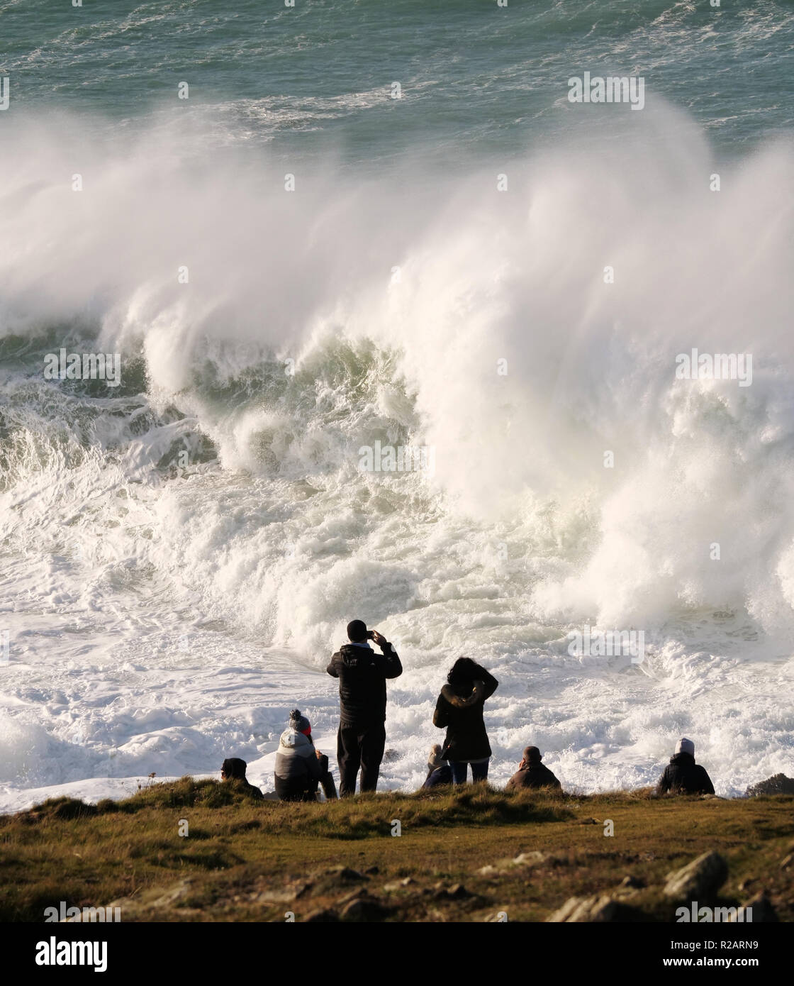 Cornwall, UK. Nov 2018 18. UK Wetter die große Welle bekannt als Cribbar oder Widowmaker große Massen von Touristen auf die Landzunge, von Atlantik niedriger Druck Wetter System verantwortlich für die jüngsten portugiesisch Nazare Big Wave surfen Wettbewerb generiert zeichnet. Kein Surfer versuchte, die Cribbar bei dieser Gelegenheit. 18 November, 2018 Robert Taylor/Alamy Leben Nachrichten. Newquay, Cornwall, England. Credit: Robert Taylor/Alamy leben Nachrichten Stockfoto