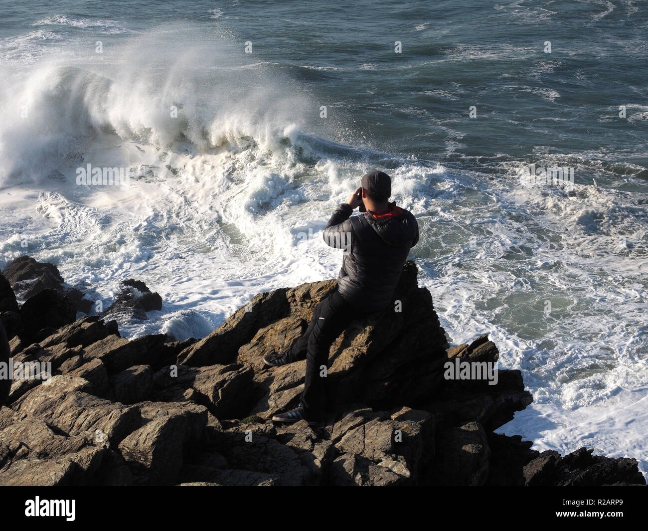 Cornwall, UK. Nov 2018 18. UK Wetter die große Welle bekannt als Cribbar oder Widowmaker große Massen von Touristen auf die Landzunge, von Atlantik niedriger Druck Wetter System verantwortlich für die jüngsten portugiesisch Nazare Big Wave surfen Wettbewerb generiert zeichnet. Kein Surfer versuchte, die Cribbar bei dieser Gelegenheit. 18 November, 2018 Robert Taylor/Alamy Leben Nachrichten. Newquay, Cornwall, England. Credit: Robert Taylor/Alamy leben Nachrichten Stockfoto