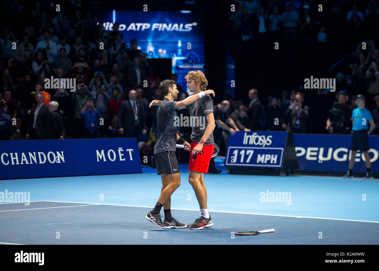 London, Großbritannien. Nov 2018 18. Alexander Zverev (Deutschland) gratuliert zu seinem Sieg von Novak Djokovic (Serbien) während der NITTO ATP-Finale in London 2018 in der O2, London, England am 18. November 2018. Foto von Andy Rowland. Credit: Andrew Rowland/Alamy leben Nachrichten Stockfoto