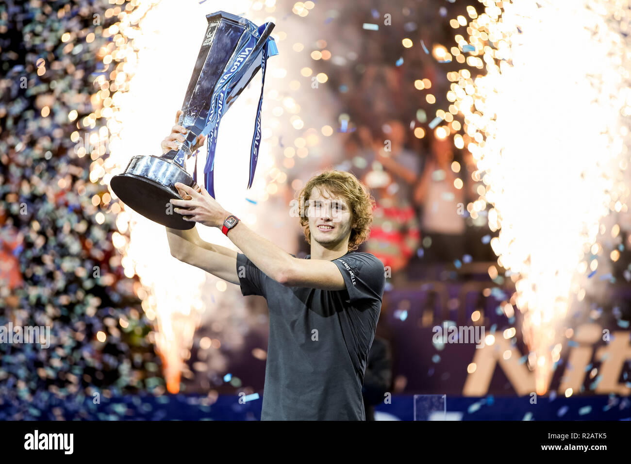 Alexander Zverev in Deutschland wirft mit der Trophäe, nachdem er die Men's singles Finale der 2018 Nitto ATP-Finale gegen Novak Djokovic aus Serbien in der O2 Arena in London, England am 18. November 2018. Quelle: LBA/Alamy leben Nachrichten Stockfoto